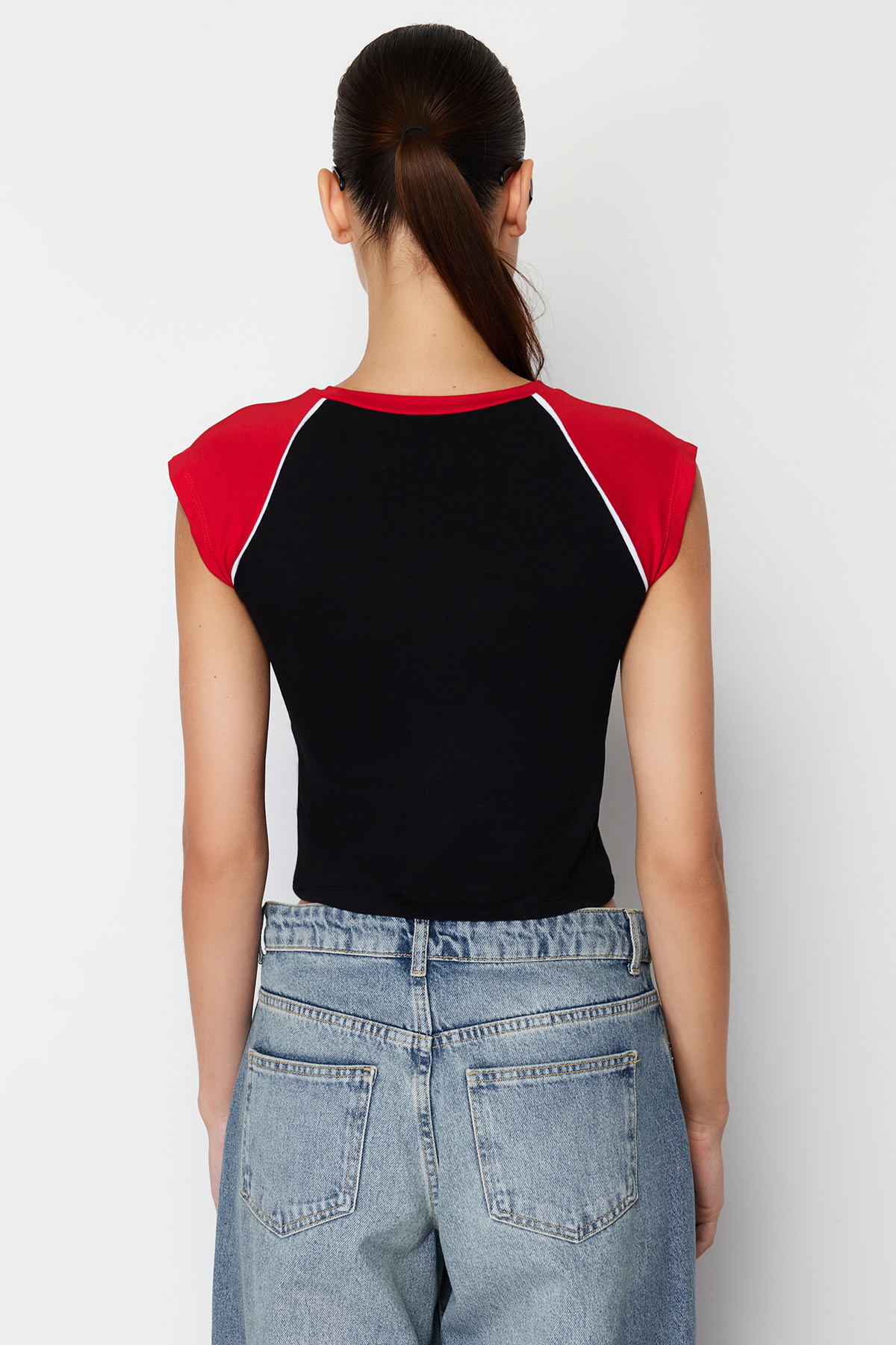 Trendyolmilla  Siyah Renk Bloklu Slim Bisiklet Yaka Pamuklu Esnek Örme T-Shirt TWOSS24TS00067 - Görsel 6