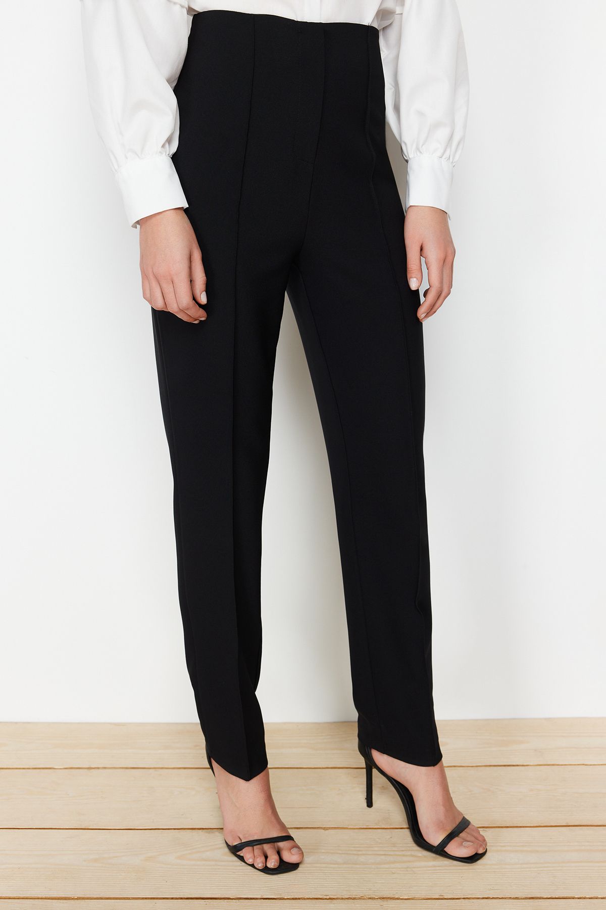 Trendyol Modest-Černá souprava vesta z tkané textilie s detaily a spodním dílem TCTSS24US00035 5