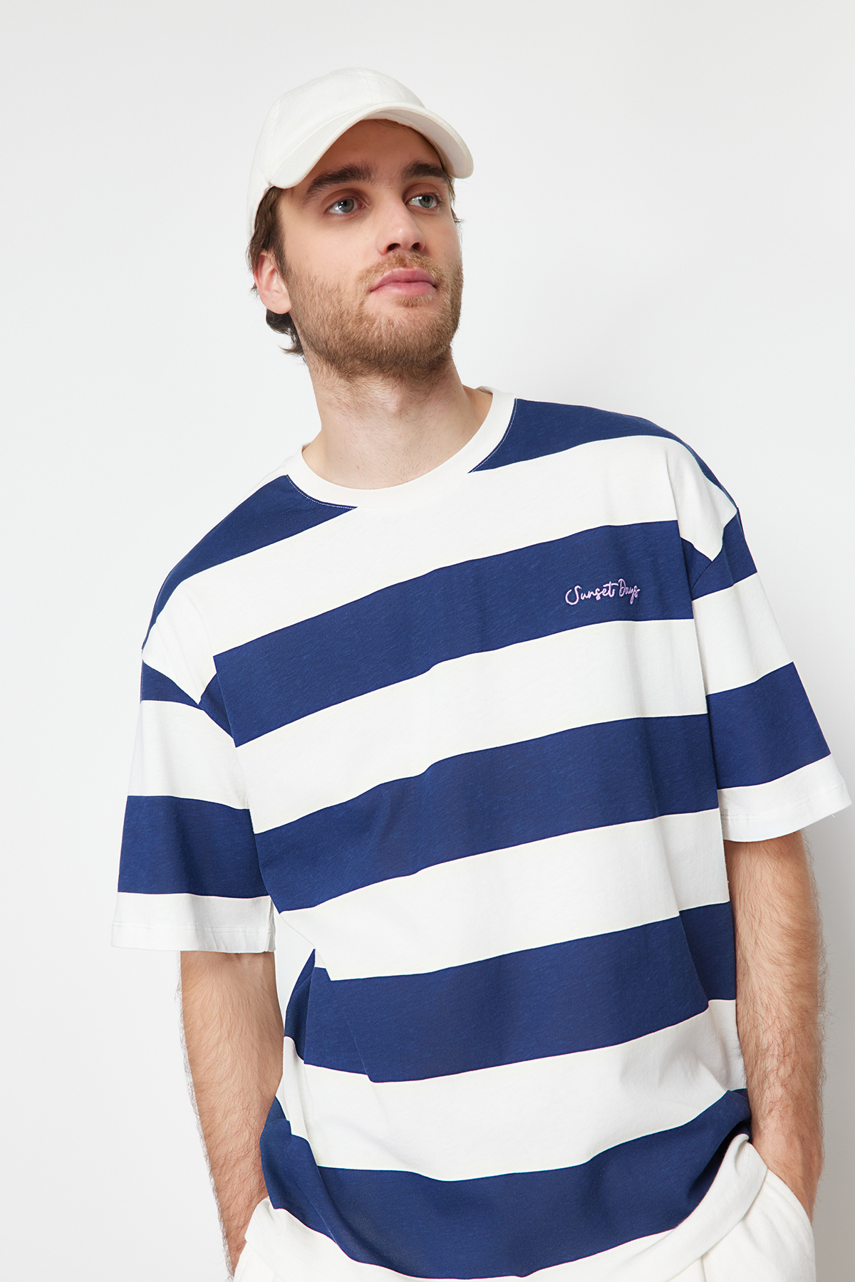 Trendyolmilla Man Lacivert Oversize Yazı Nakışlı Çizgili %100 Pamuklu Tok Kumaş T-shirt TMNSS24TS00099