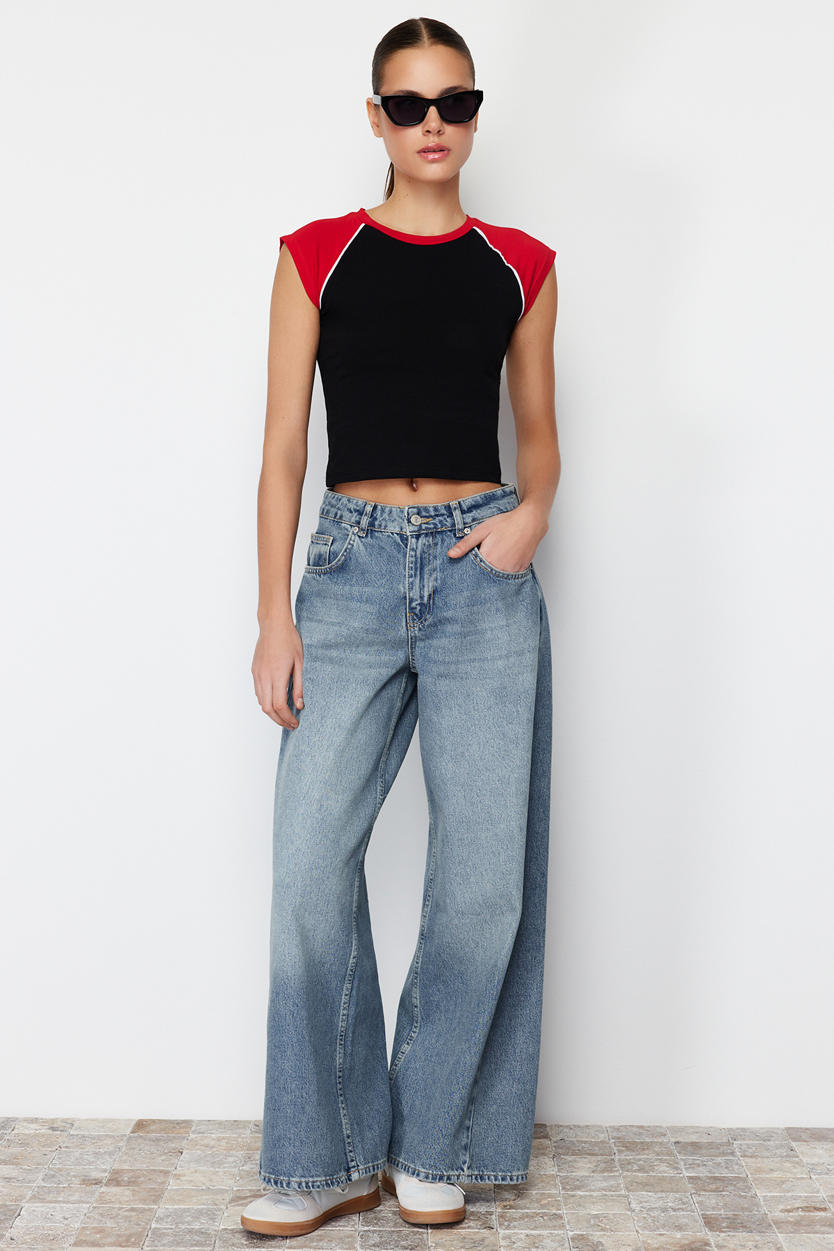 Trendyolmilla  Siyah Renk Bloklu Slim Bisiklet Yaka Pamuklu Esnek Örme T-Shirt TWOSS24TS00067 - Görsel 2