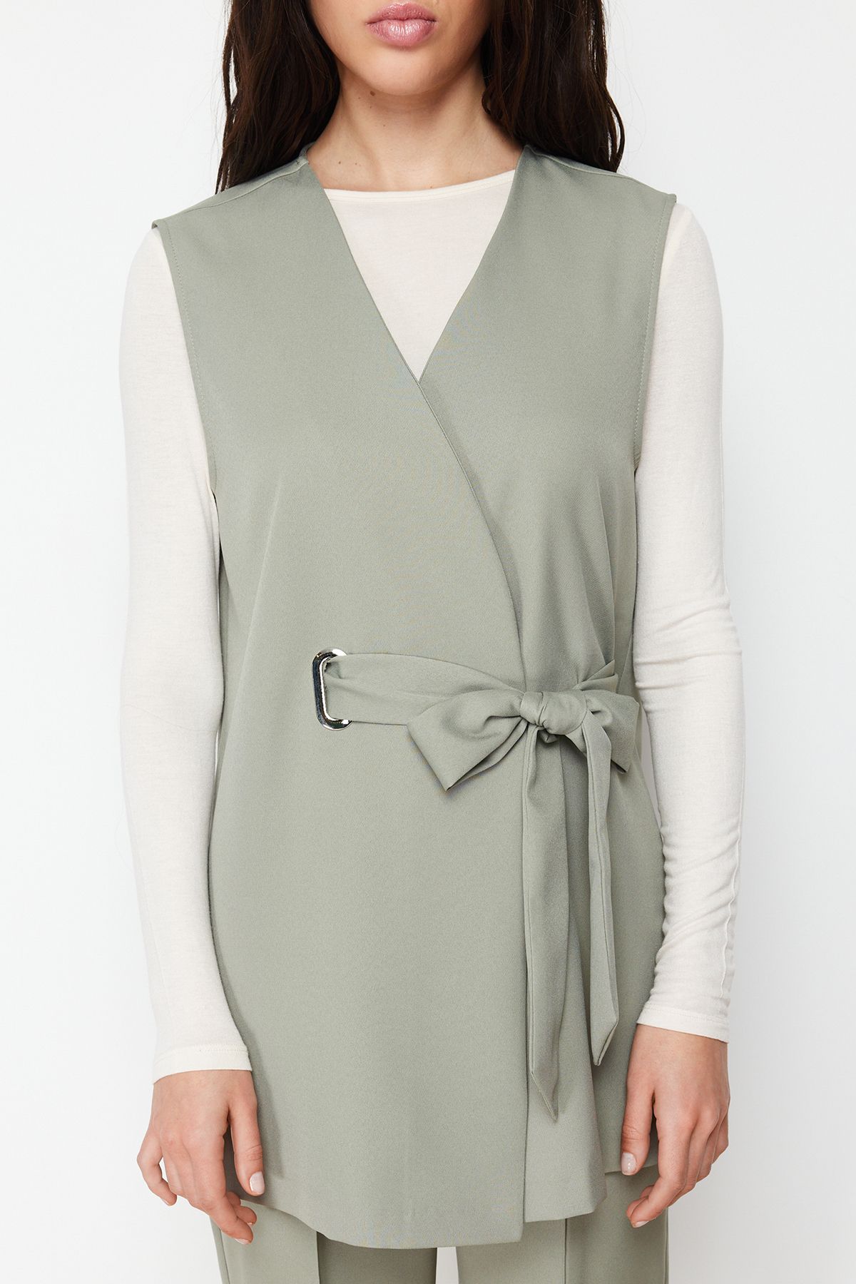 Trendyol Modest-Khaki-Accessoire, detailliertes Set aus Weste, Hose, Oberteil und Unterteil aus gewebtem Stoff TCTSS24US00035 4