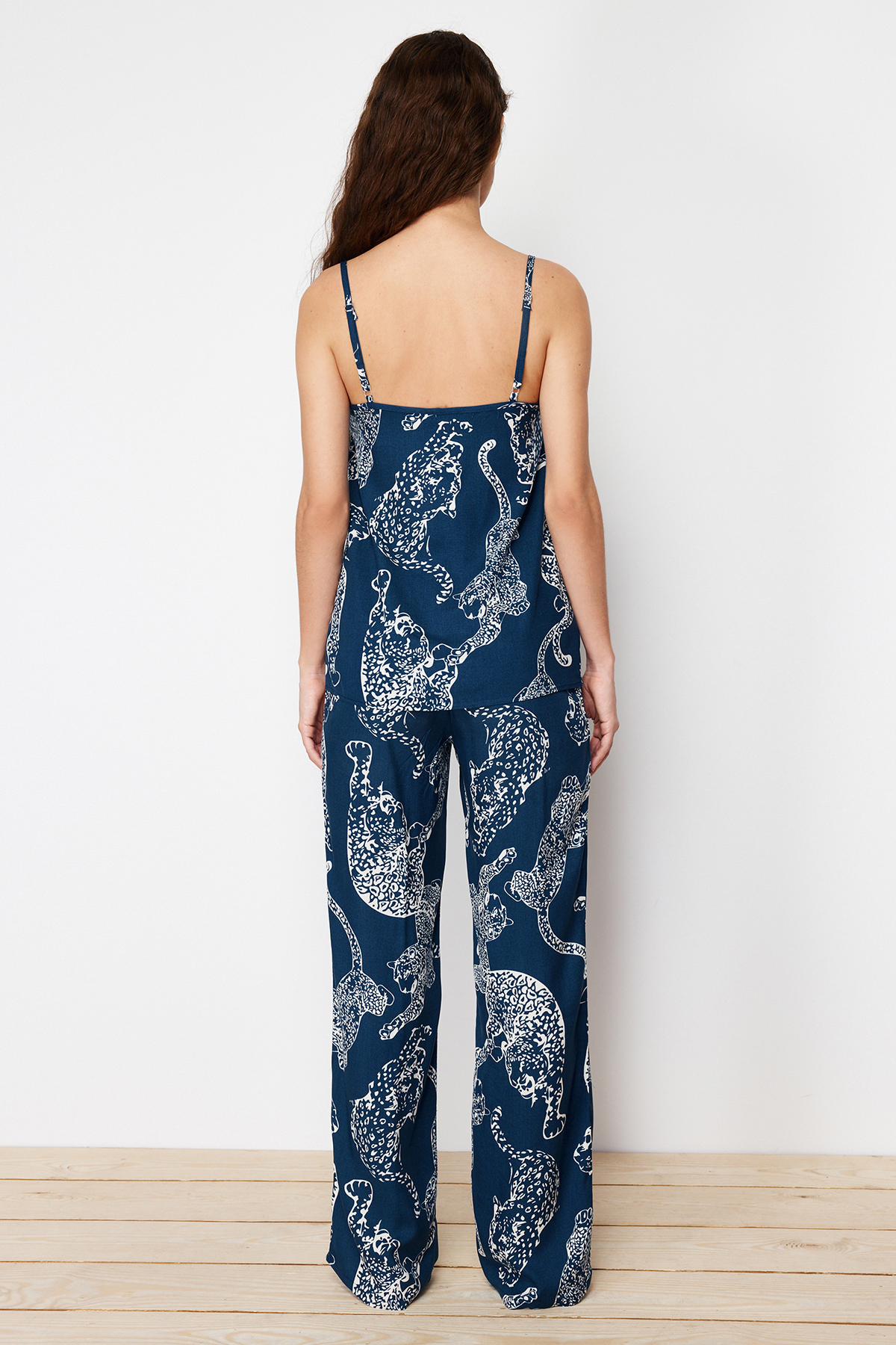 Trendyolmilla  Lacivert Kaplan Desenli İp Askılı Viskon Dokuma Pijama Takımı THMSS24PT00127 - Görsel 6