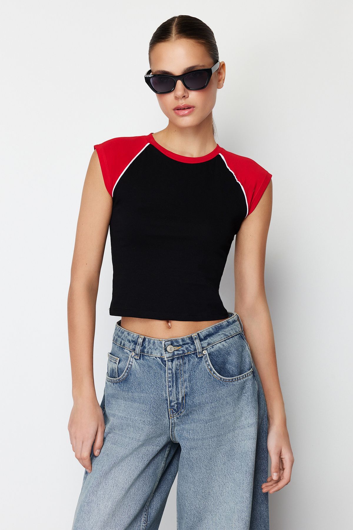 Trendyolmilla  Siyah Renk Bloklu Slim Bisiklet Yaka Pamuklu Esnek Örme T-Shirt TWOSS24TS00067 - Görsel 3