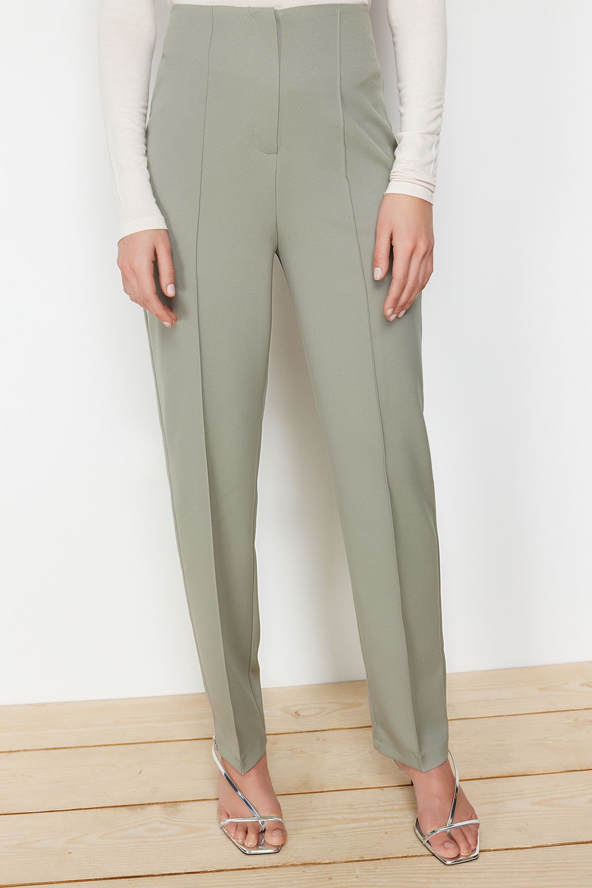 Trendyol Modest-Khaki-Accessoire, detailliertes Set aus Weste, Hose, Oberteil und Unterteil aus gewebtem Stoff TCTSS24US00035 5