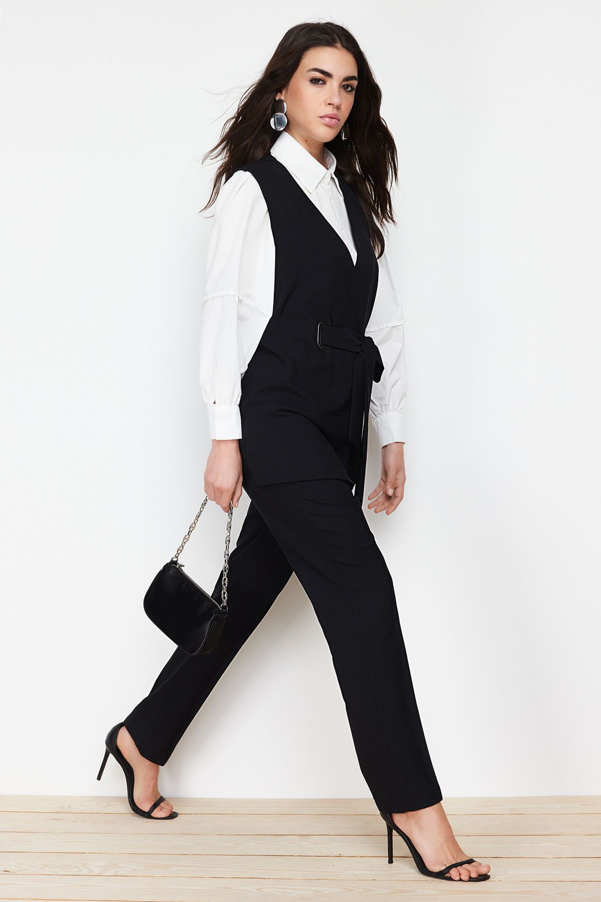 Trendyol Modest-Černá souprava vesta z tkané textilie s detaily a spodním dílem TCTSS24US00035 2