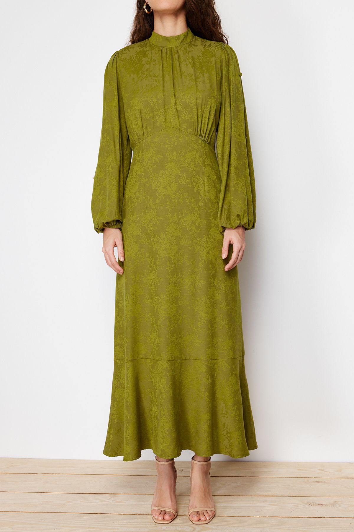 Trendyol Modest-Khakifarbenes Jacquard-Kleid mit Blumenmuster TCTSS24EB00064 5