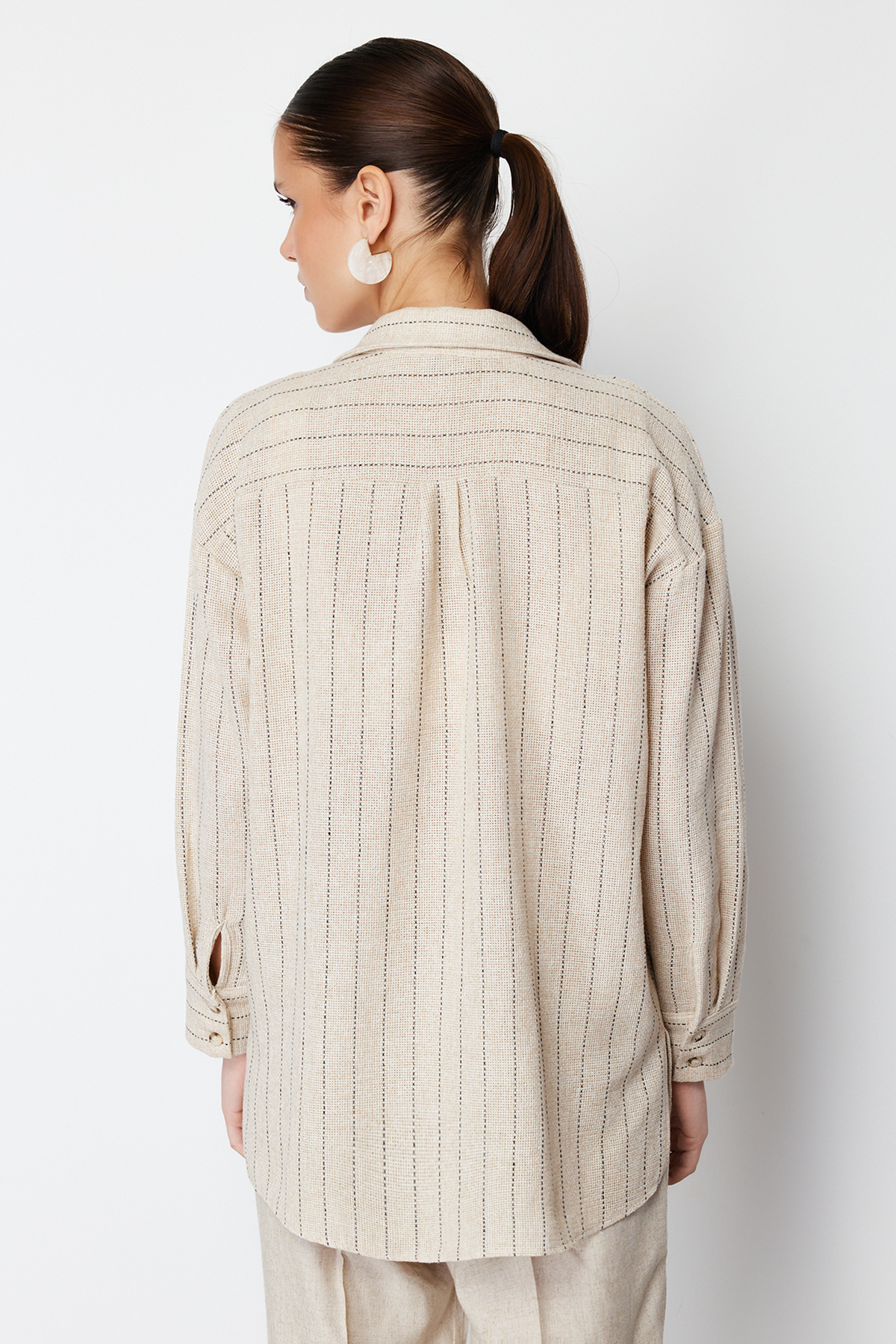 Trendyolmilla  Bej Çizgili Oversize Keten Görünümlü Dokuma Gömlek TWOSS24GO00047 - Görsel 7