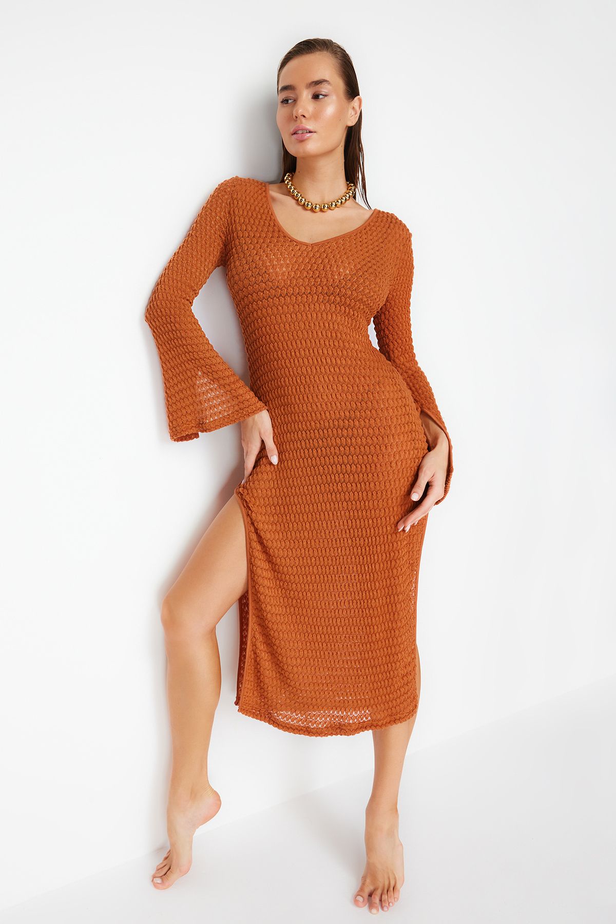 Trendyol Collection-Maxi-Strandkleid aus Strick - Braun, Schlitz, TBESS24EL00031 4