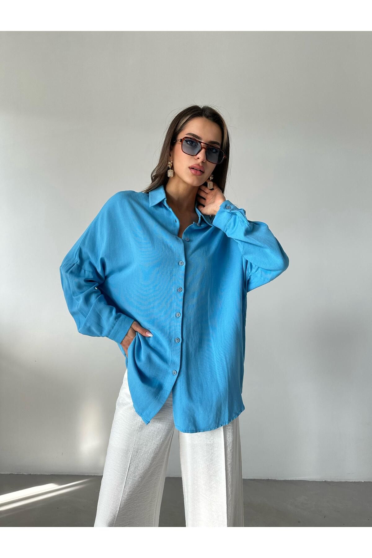 Laluvia-Niebieska lniana koszula oversize z odkrytymi ramionami 5