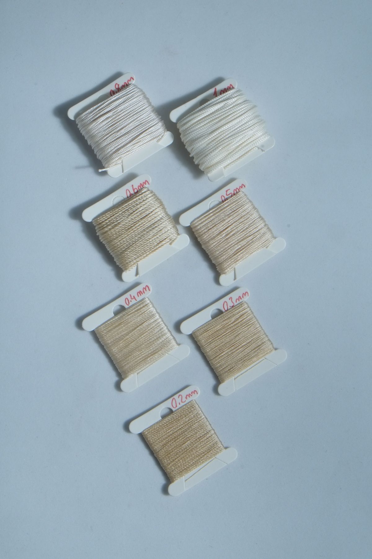 Eskişehir hobi sanat 10 Metre 7 Ölçü Tesbih Ipi Seti 0.2 Mm 0.3 Mm 0.4 Mm 0.5 Mm 0.6 Mm 0.8 Mm 1 Mm Krem Toplam 70 Metre