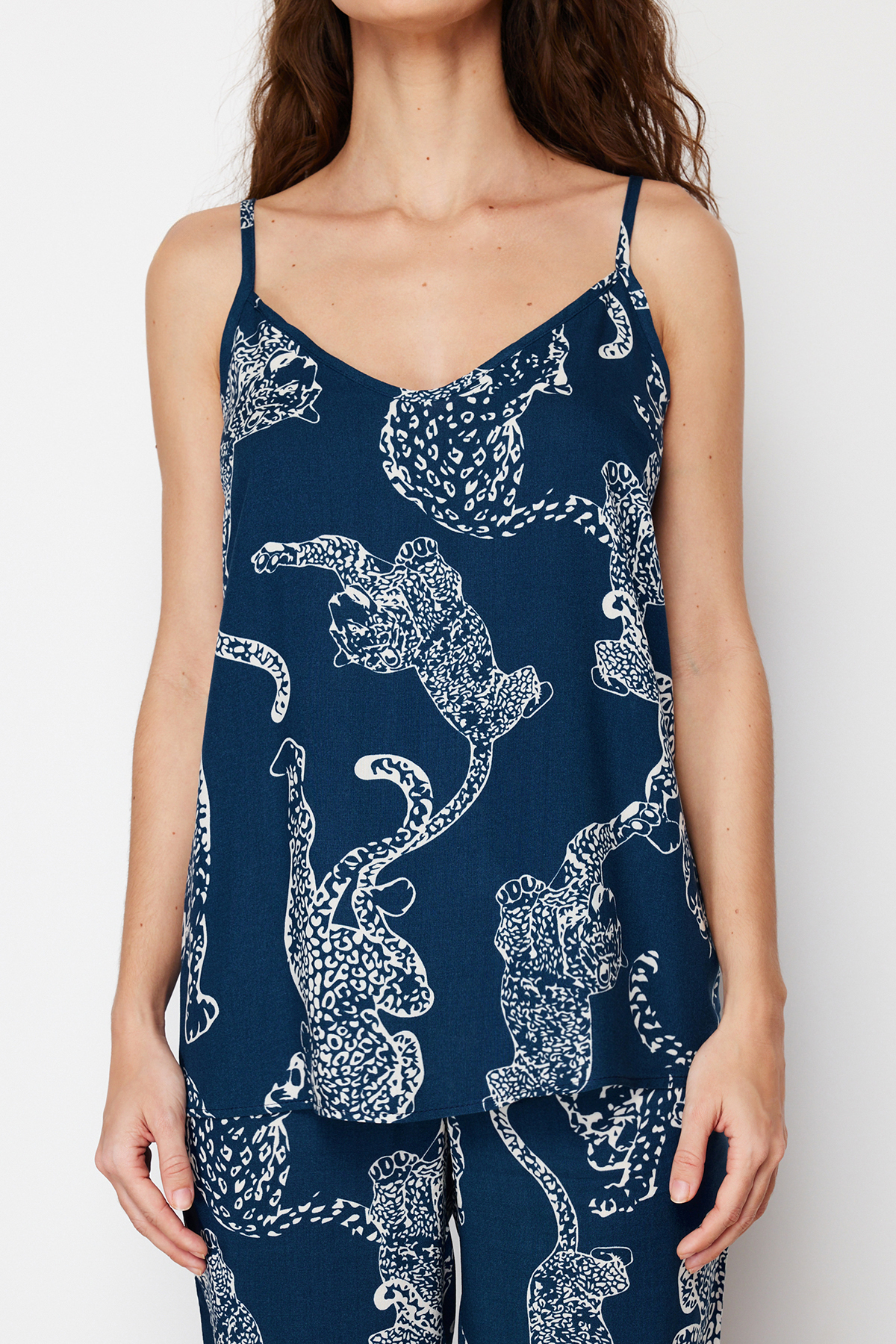 Trendyolmilla  Lacivert Kaplan Desenli İp Askılı Viskon Dokuma Pijama Takımı THMSS24PT00127 - Görsel 4