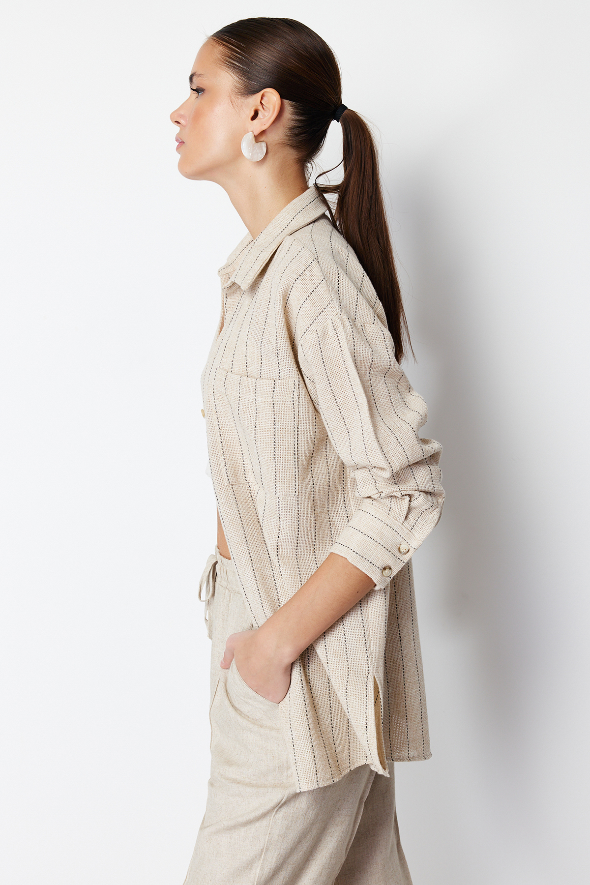 Trendyolmilla  Bej Çizgili Oversize Keten Görünümlü Dokuma Gömlek TWOSS24GO00047 - Görsel 3