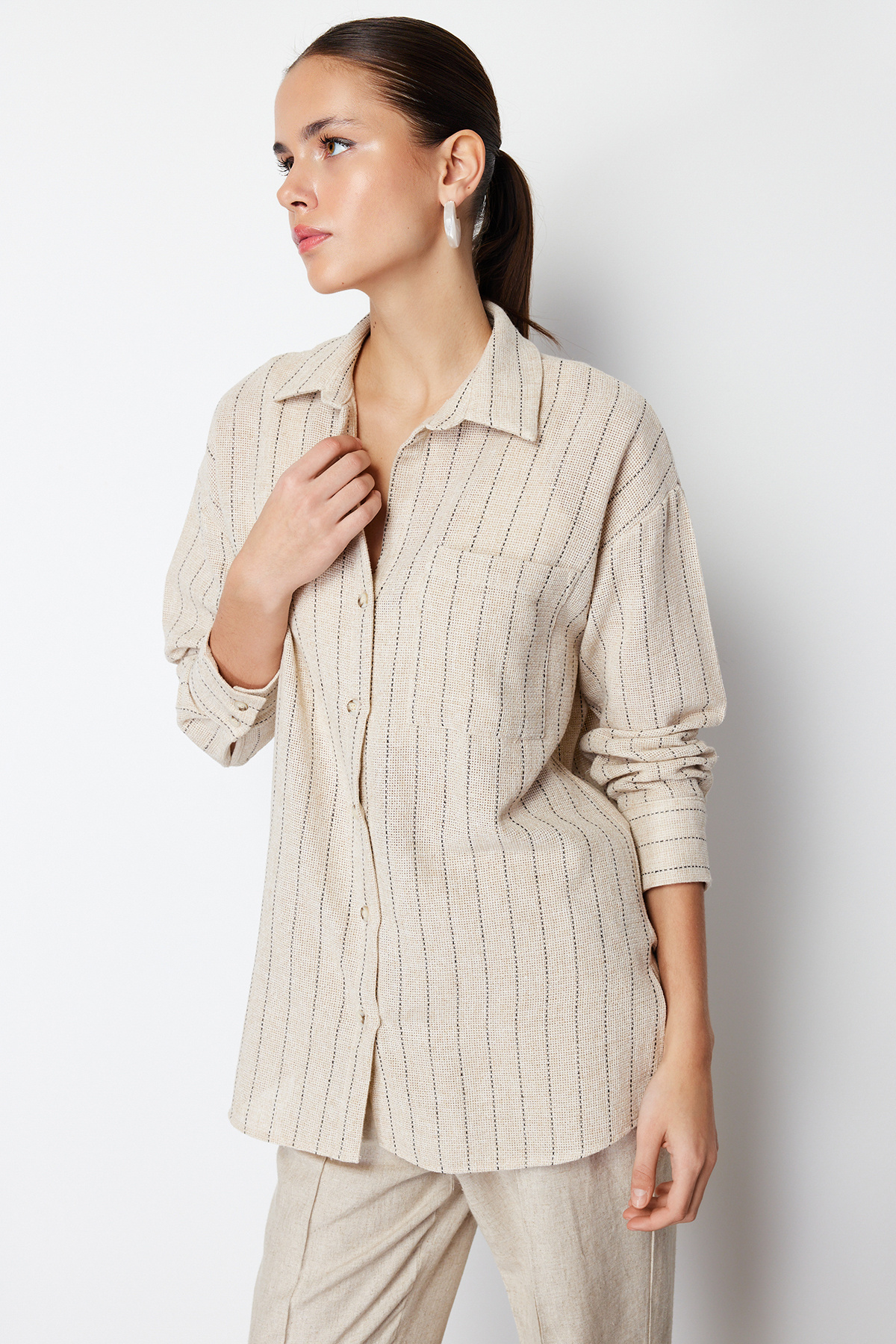 Trendyolmilla  Bej Çizgili Oversize Keten Görünümlü Dokuma Gömlek TWOSS24GO00047 - Görsel 6
