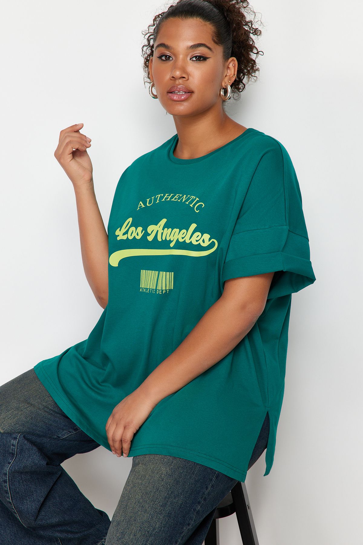 Trendyol Curve Grün bedrucktes Baumwoll-T-Shirt mit breiter Passform – Rundhalsausschnitt TBBSS23AH00131