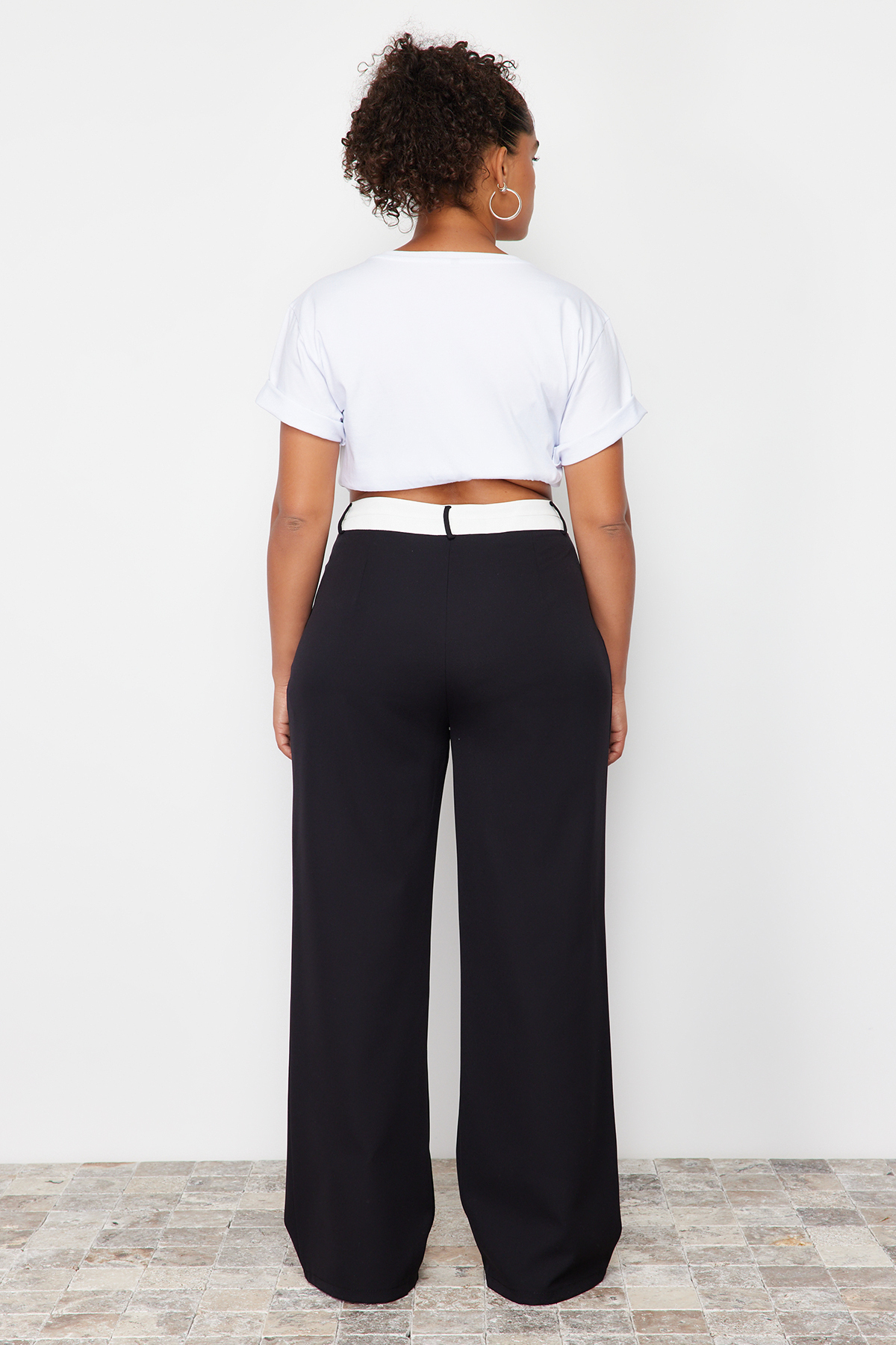 Trendyolmilla  Siyah Yüksek Bel Kontrast Asimetrik Kemerli Wide Leg Dokuma Pantolon TBBSS24AR00016 - Görsel 5