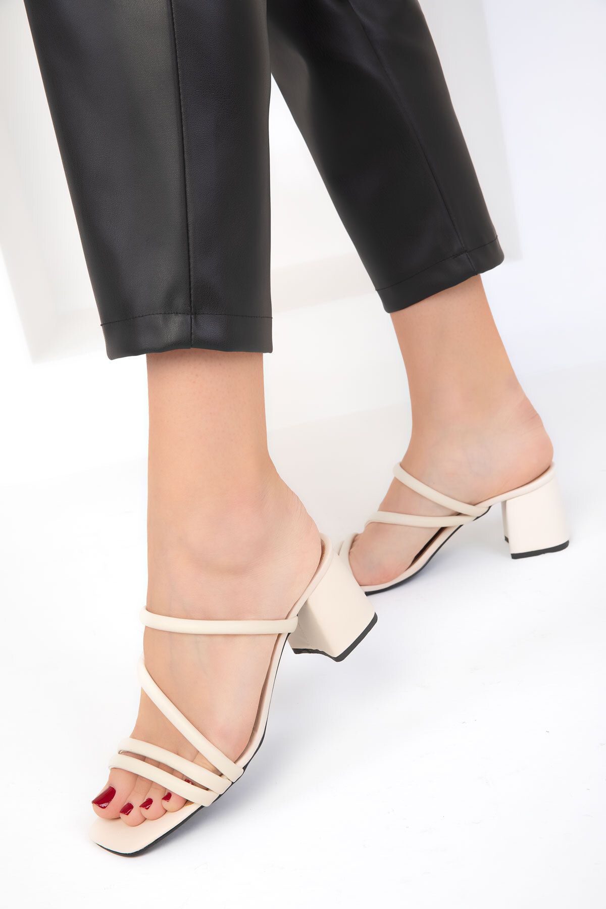 SOHO-Beige klassische Damenschuhe mit Absatz 17910 2