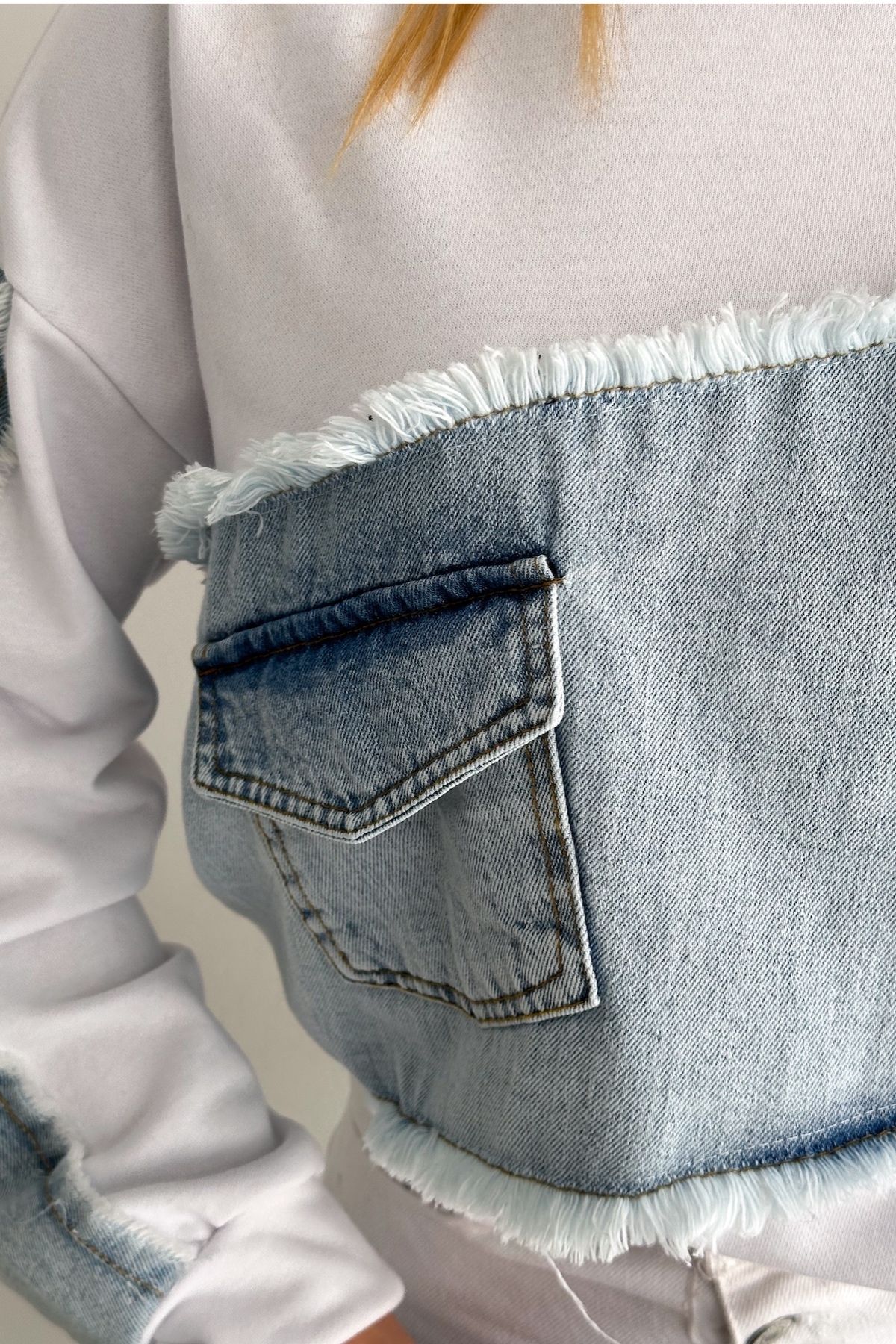 FEMELLE-Női fehér oversize farmer részletes pulóver 3