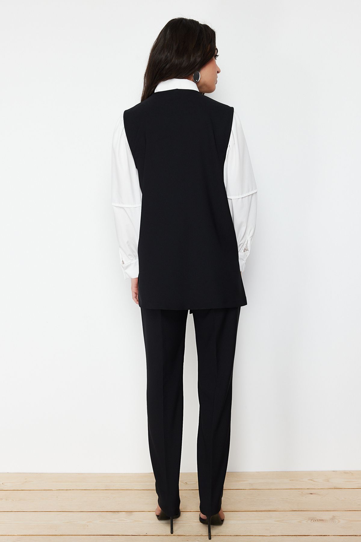 Trendyol Modest-Černá souprava vesta z tkané textilie s detaily a spodním dílem TCTSS24US00035 6