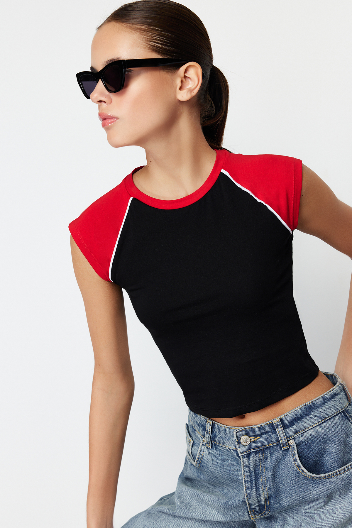 Trendyolmilla  Siyah Renk Bloklu Slim Bisiklet Yaka Pamuklu Esnek Örme T-Shirt TWOSS24TS00067