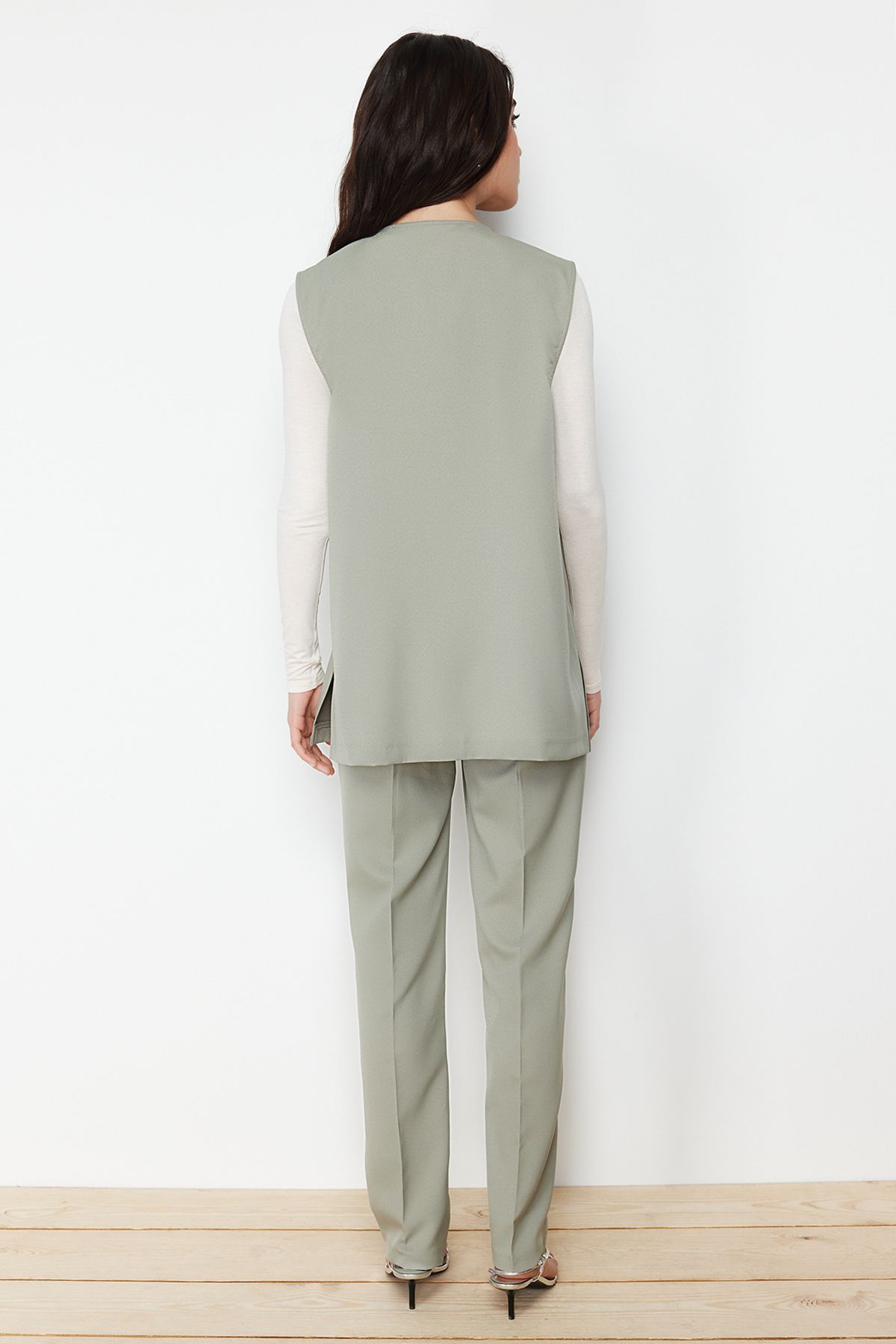 Trendyol Modest-Khaki-Accessoire, detailliertes Set aus Weste, Hose, Oberteil und Unterteil aus gewebtem Stoff TCTSS24US00035 6