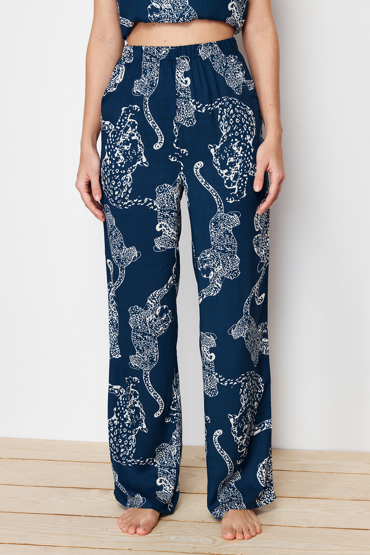 Trendyolmilla  Lacivert Kaplan Desenli İp Askılı Viskon Dokuma Pijama Takımı THMSS24PT00127 - Görsel 5