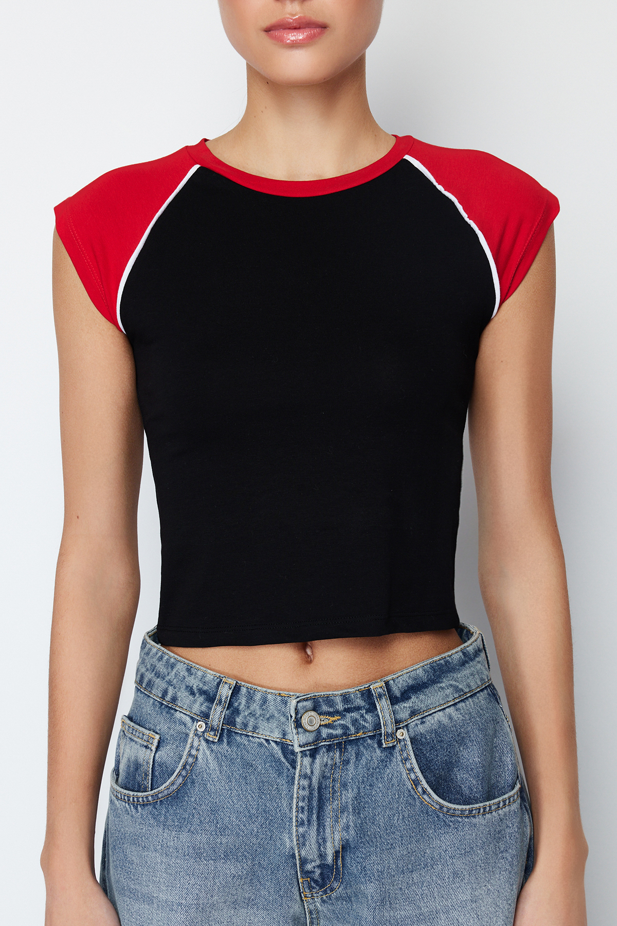 Trendyolmilla  Siyah Renk Bloklu Slim Bisiklet Yaka Pamuklu Esnek Örme T-Shirt TWOSS24TS00067 - Görsel 4