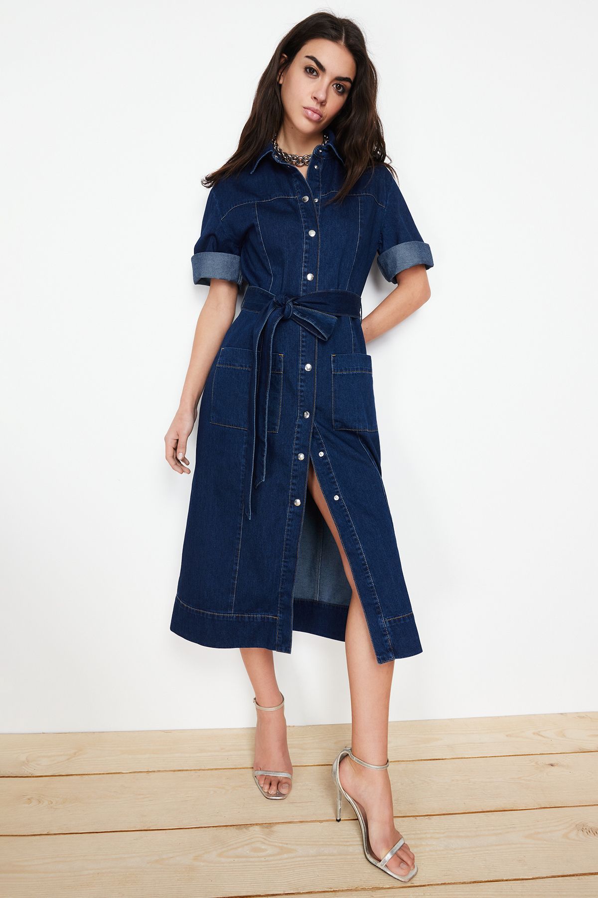 Trendyol Collection Modré páskové maxi džínové šaty TWOSS24EL00531