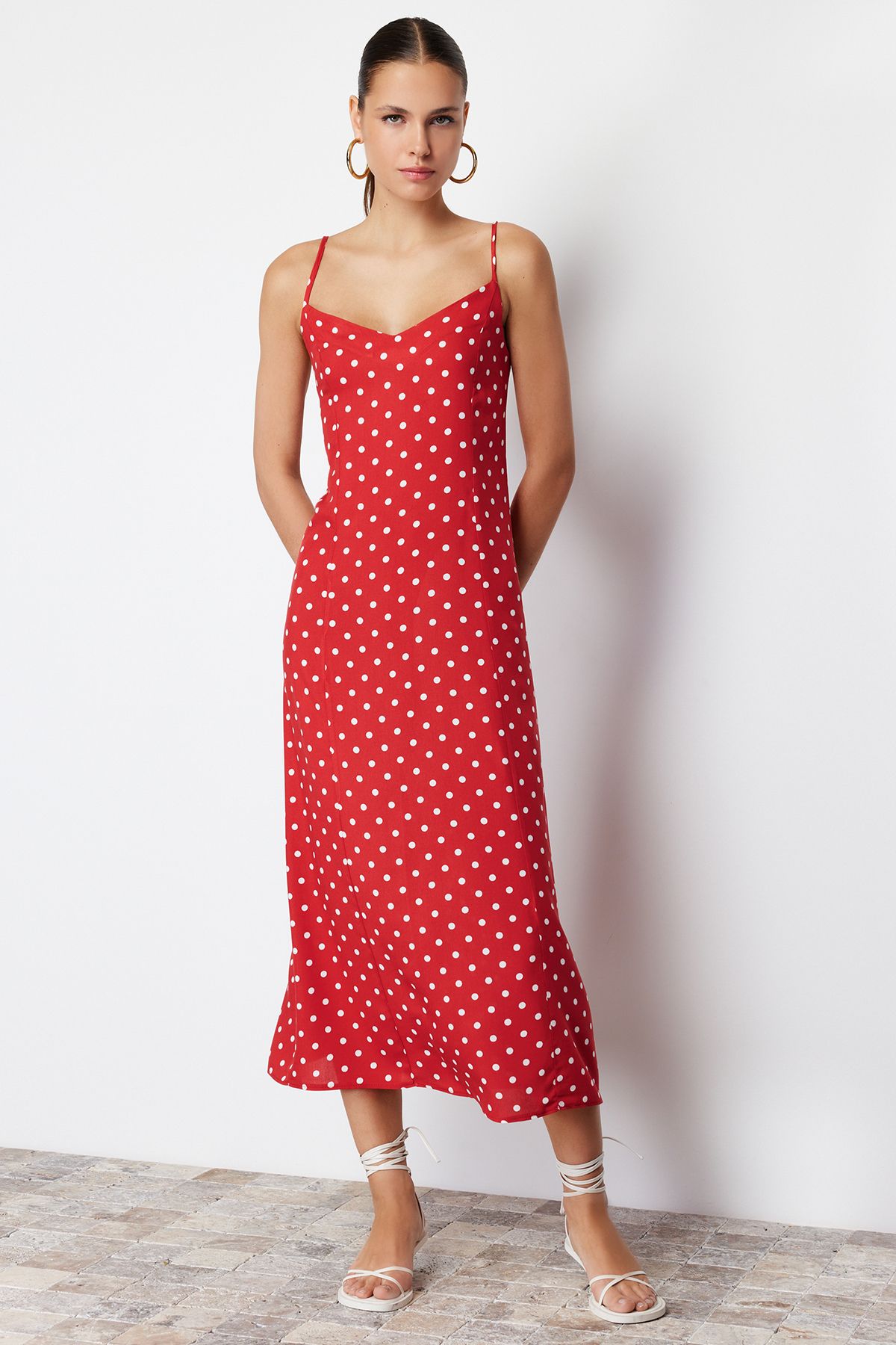 Trendyol Collection Czerwona wiązana sukienka midi w kropki z wycięciem na plecach TWOSS24EL00490