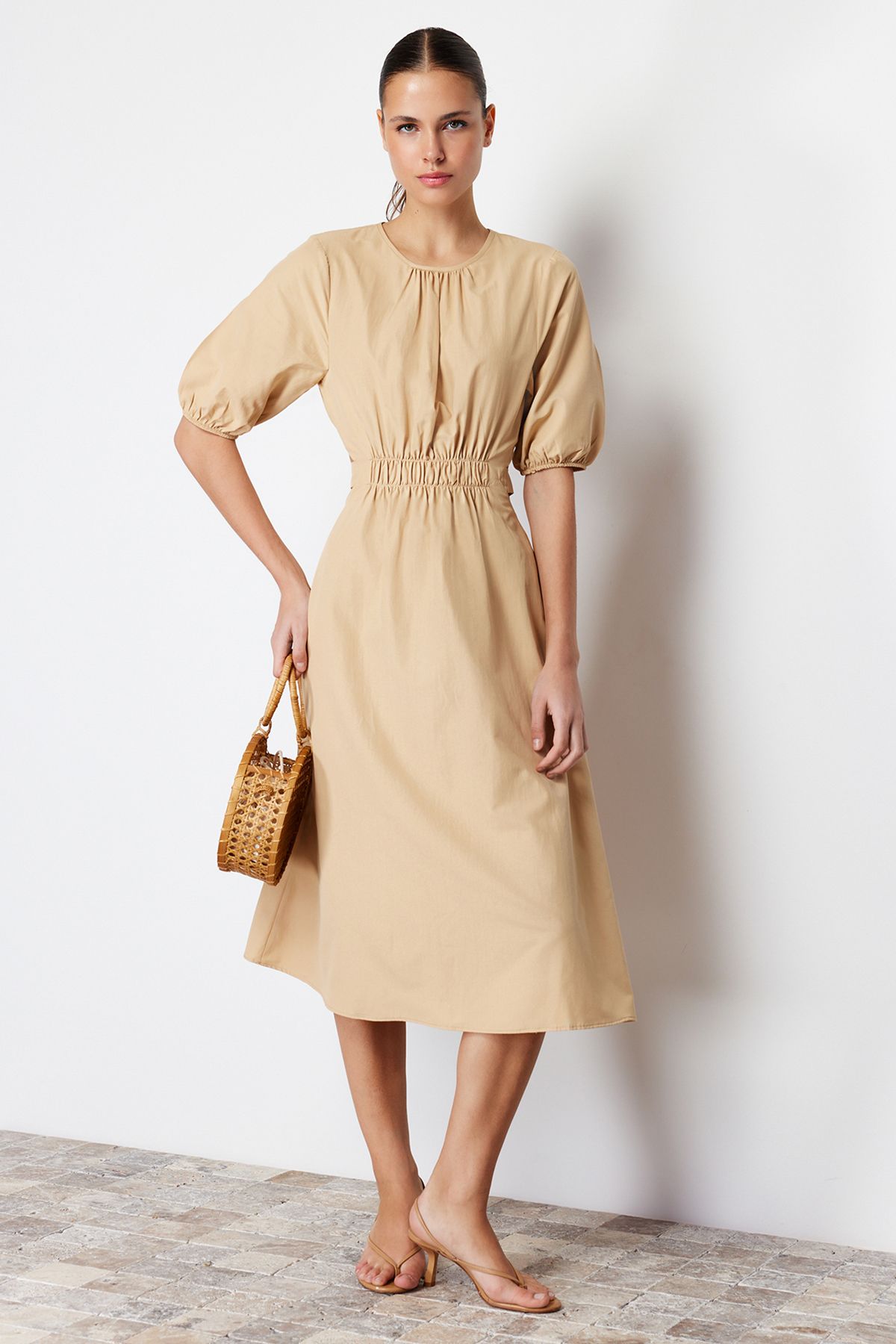 Trendyol Collection Tkana Sukienka Midi W Kolorze Wielbłądziej Talii Z Odkrytymi Plecami Kobieta - 38