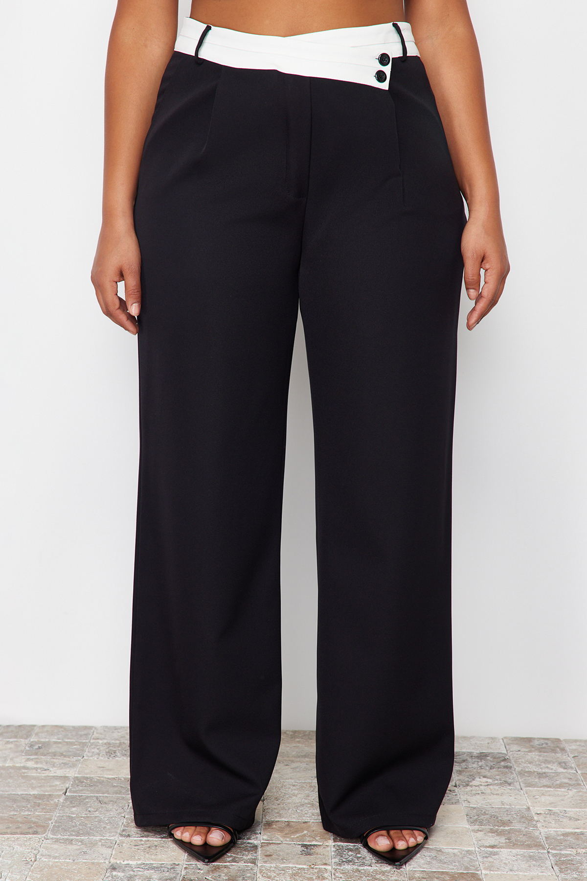 Trendyolmilla  Siyah Yüksek Bel Kontrast Asimetrik Kemerli Wide Leg Dokuma Pantolon TBBSS24AR00016 - Görsel 6