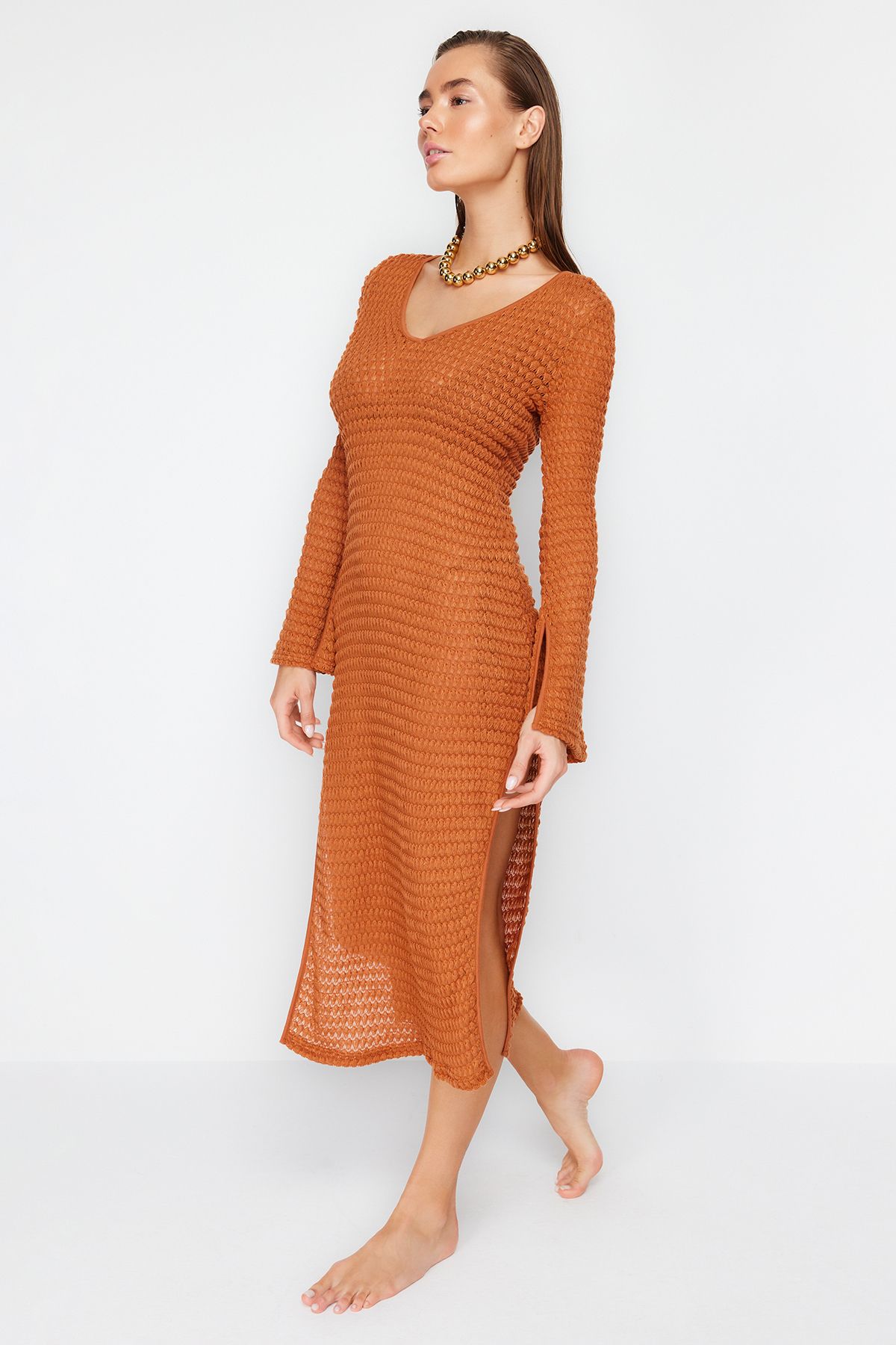 Trendyol Collection-Maxi-Strandkleid aus Strick - Braun, Schlitz, TBESS24EL00031 3