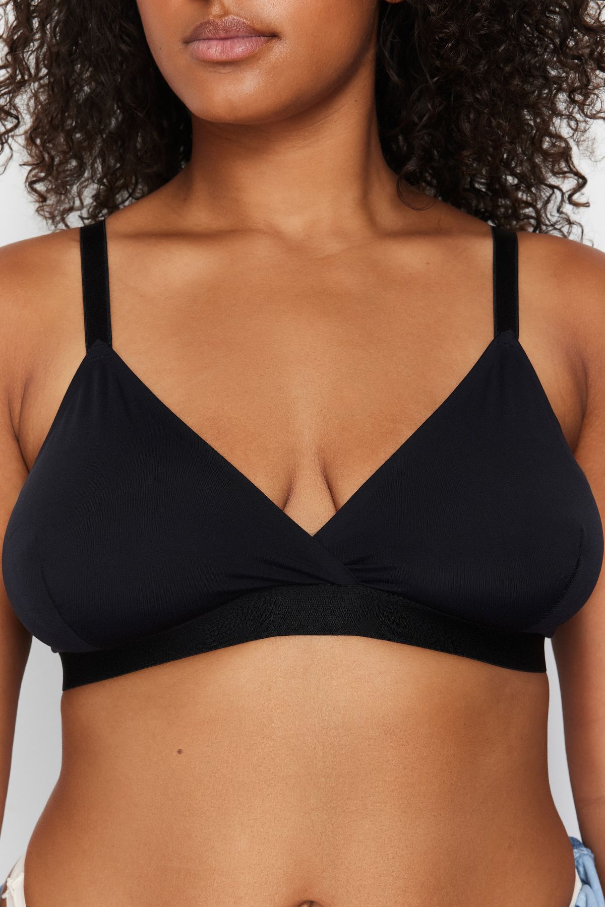 Trendyol Curve-Černá podprsenka Micro Bralette bez pohárků Tbbss24Cw00003 4