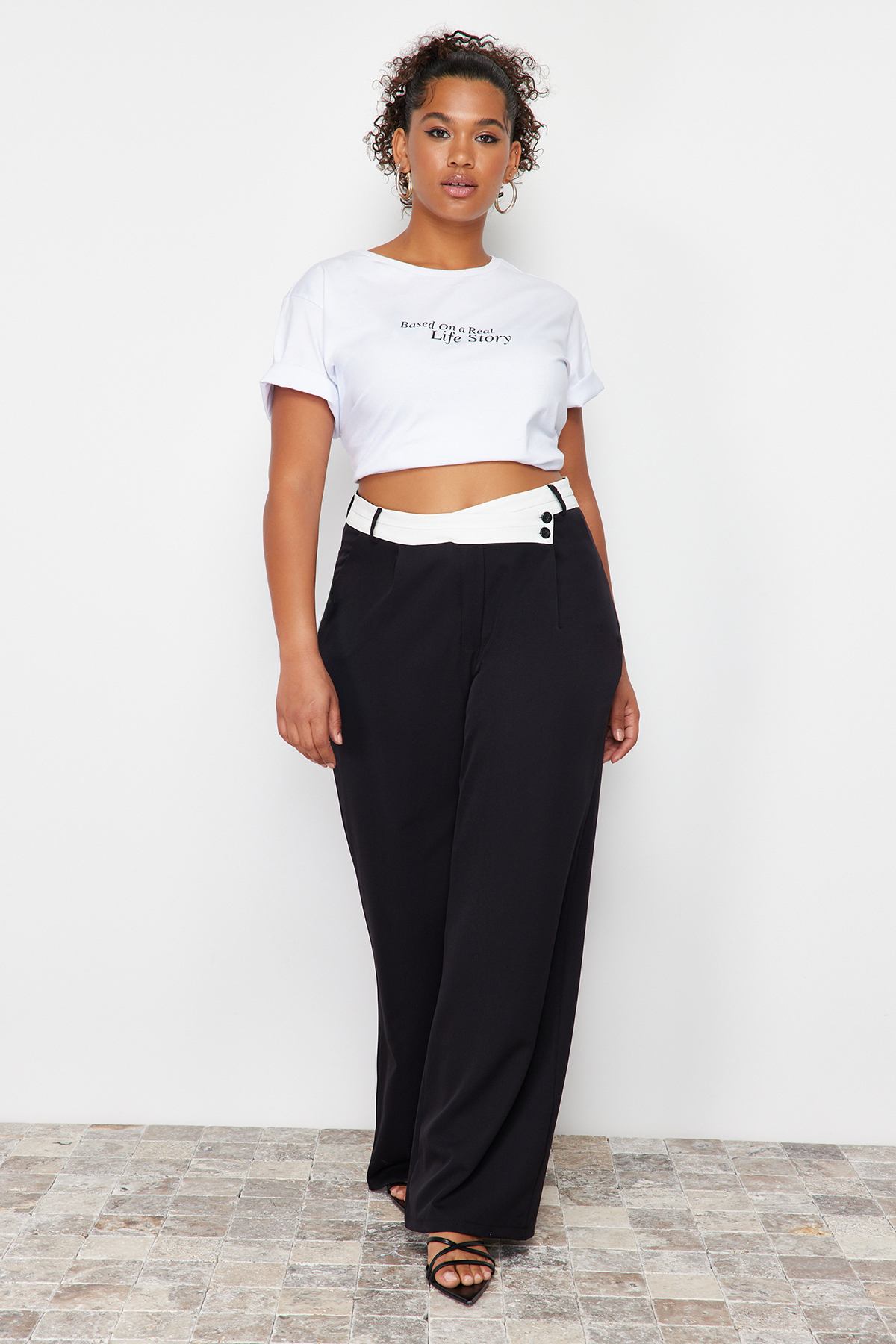 Trendyolmilla  Siyah Yüksek Bel Kontrast Asimetrik Kemerli Wide Leg Dokuma Pantolon TBBSS24AR00016 - Görsel 2