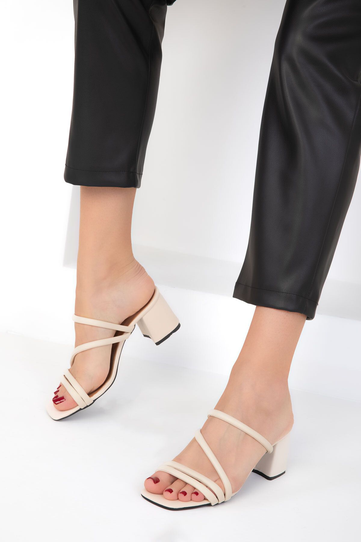SOHO-Beige klassische Damenschuhe mit Absatz 17910 3