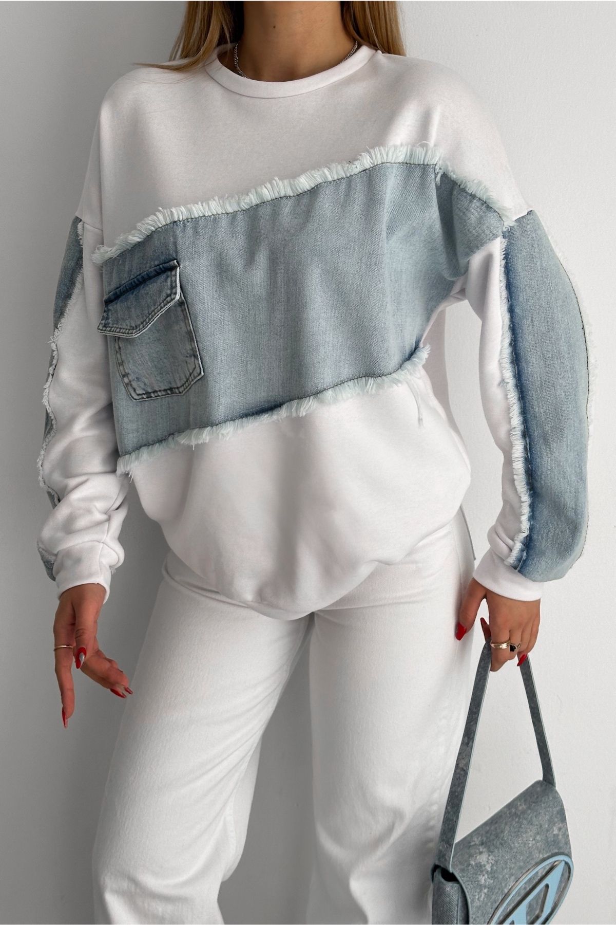 FEMELLE-Női fehér oversize farmer részletes pulóver 1