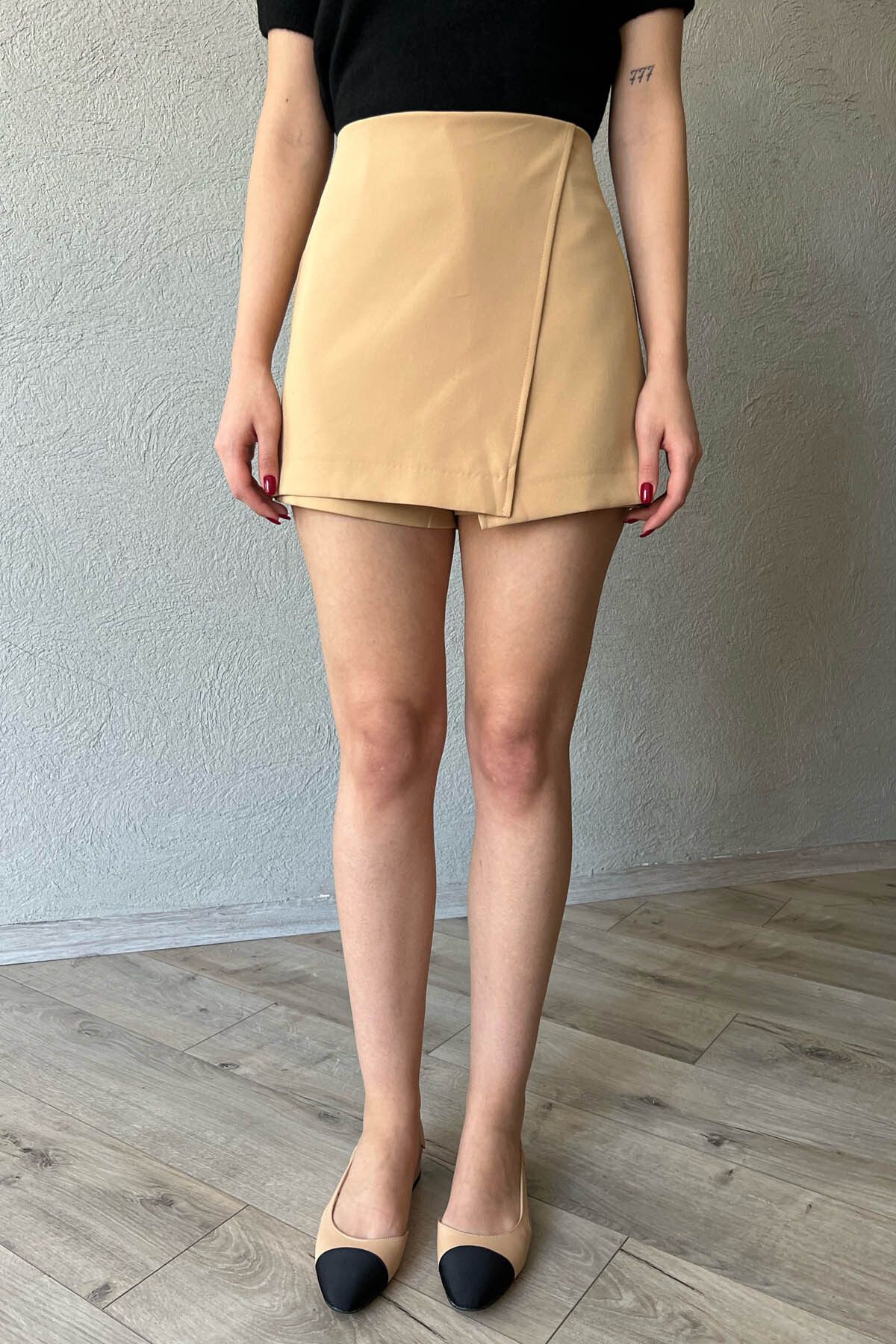 Seda Yalçın Atelier-تنورة قصيرة غير متماثلة باللون البيج الداكن 5