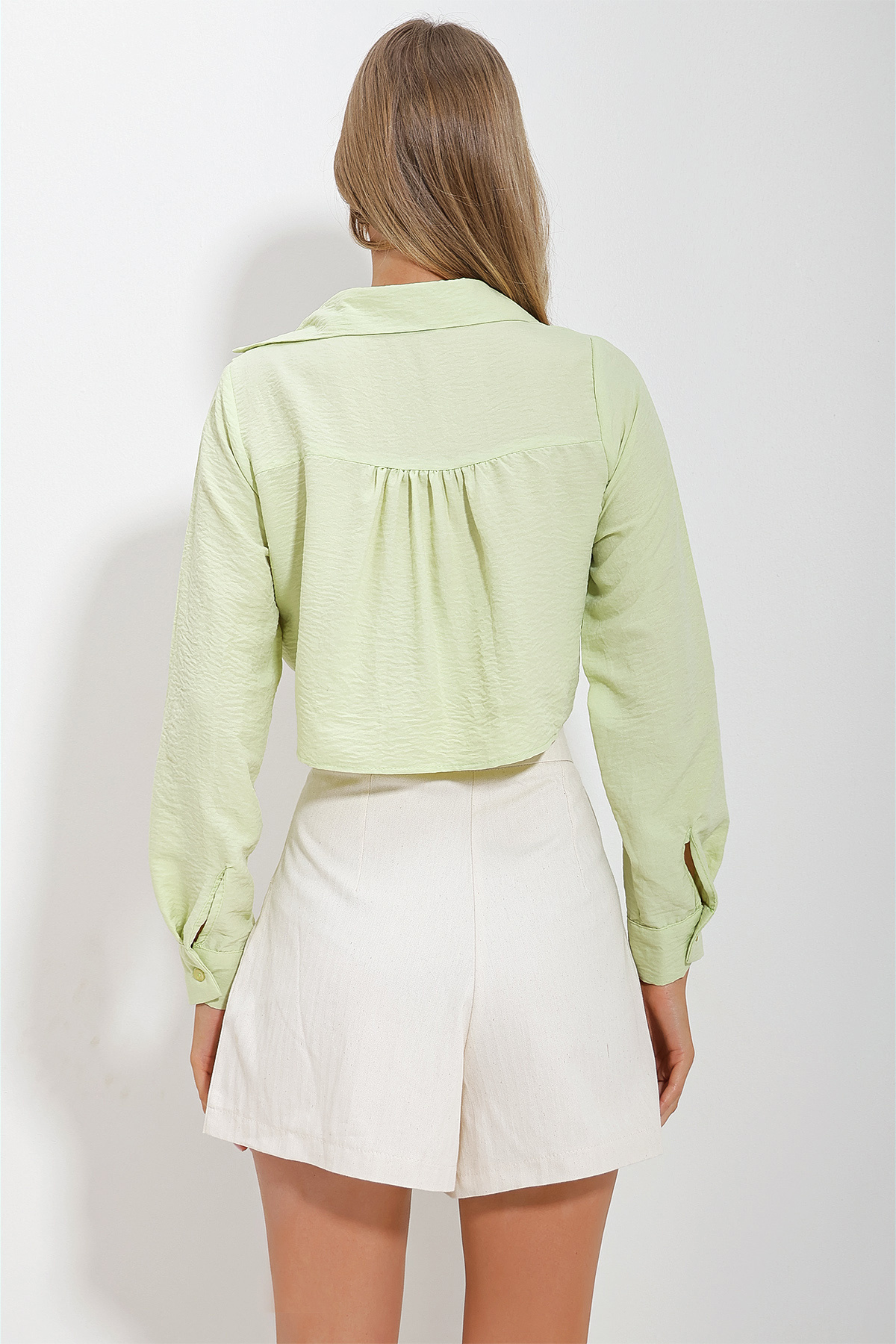 Trend Alaçatı Stili-Pistaziengrünes Aerobin-Crop-Shirt für Damen mit zwei Taschen vorne und Bindeband ALC-X11633 6