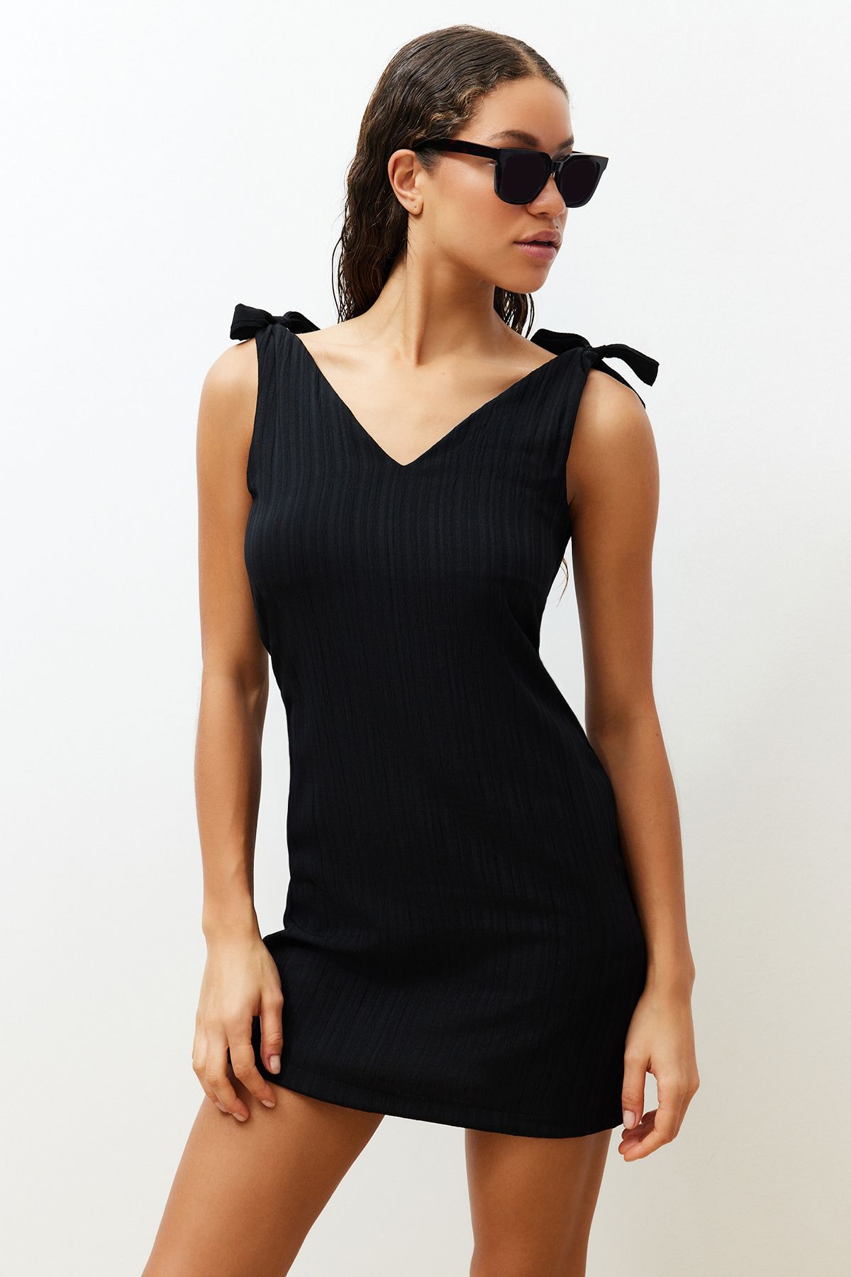 Trendyol Collection Czarna mini tkana, wiązana sukienka plażowa TBESS23EL00108