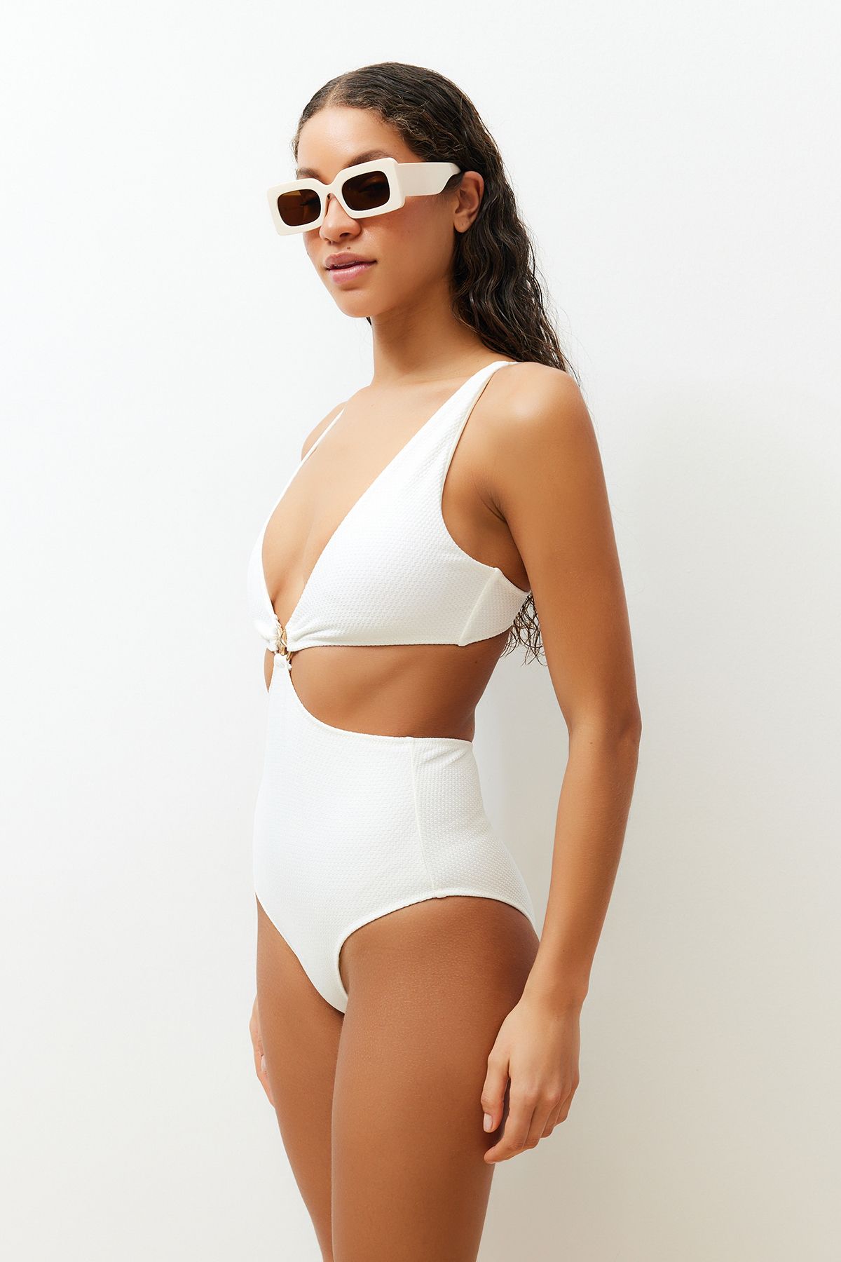 Trendyol Collection-Ecru Regular Mayokini s výstřihem do V a prémiovým hvězdicovým příslušenstvím TBESS24MY00011 3
