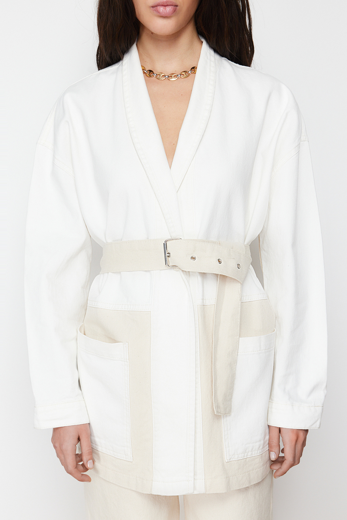 Trendyol Collection Biała, kolorowa, oversize'owa kurtka dżinsowa z paskiem TWOSS21CE0186