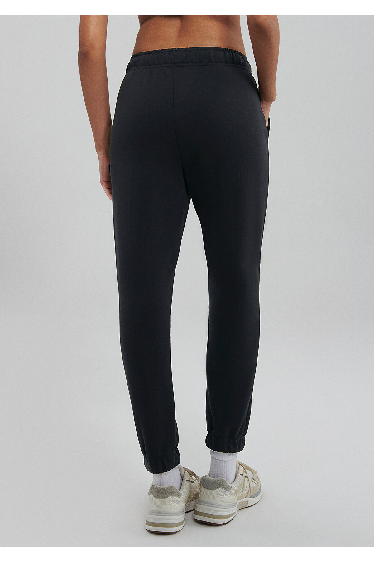 Schwarze Basic-Jogginghose 1600823-900 - 