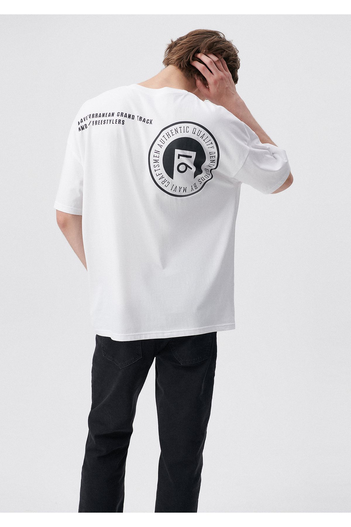 Mavi Ride روی تی شرت سفید چاپ شده بزرگ / بخش گسترده ای 0611633-620