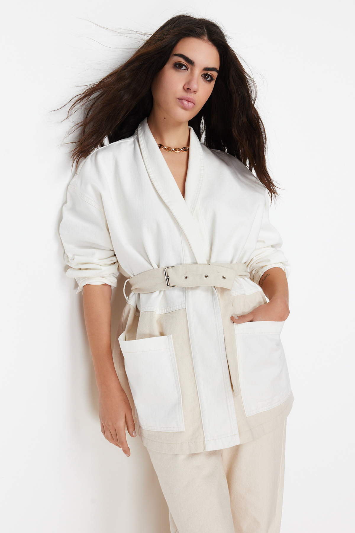 Trendyol Collection Biała, kolorowa, oversize'owa kurtka dżinsowa z paskiem TWOSS21CE0186