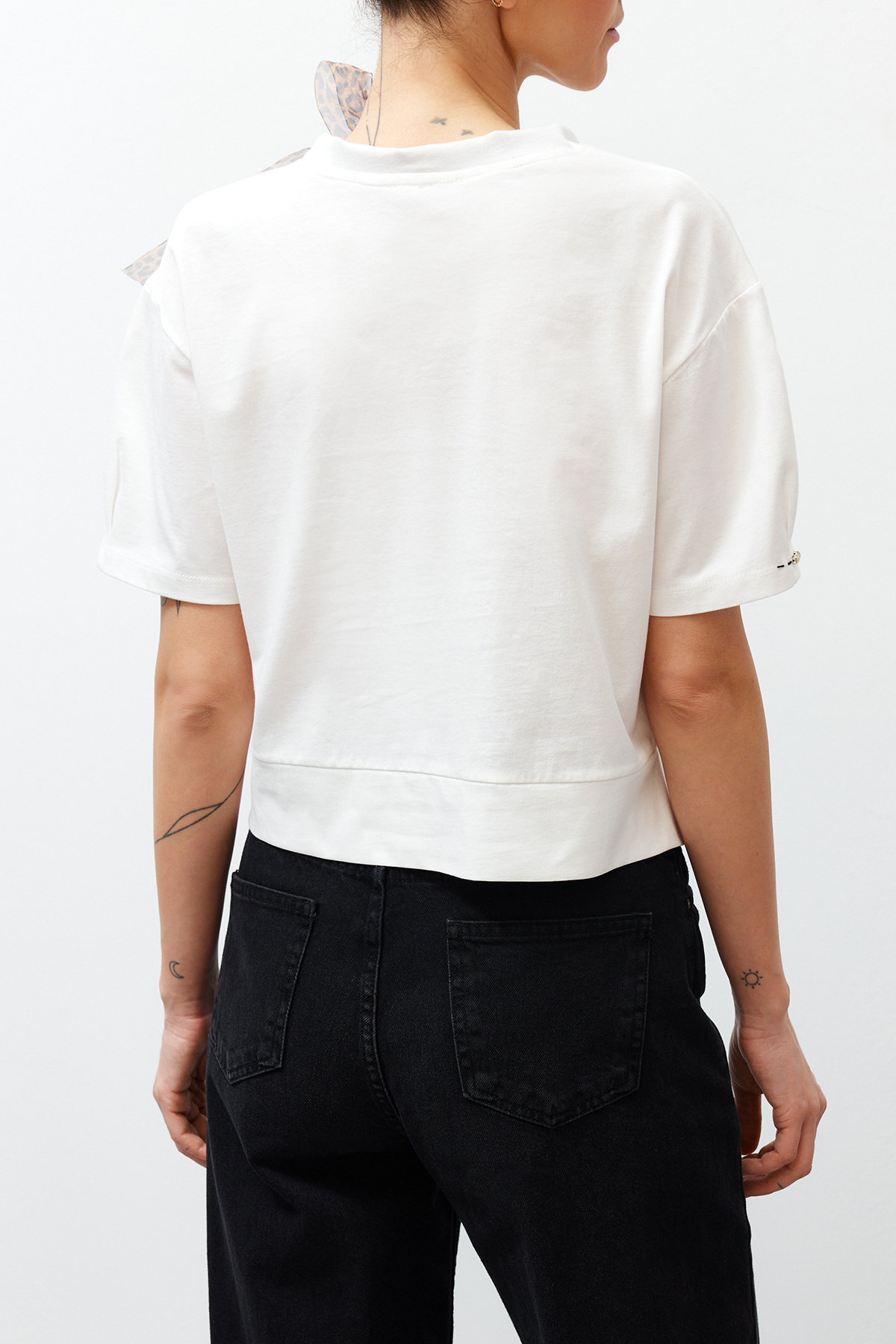 Trendyolmilla  Beyaz Kalın Pamuklu Leopar Boyundan Bağlamalı Detaylı Örme T-Shirt TEDSS24TS00001 - Görsel 8