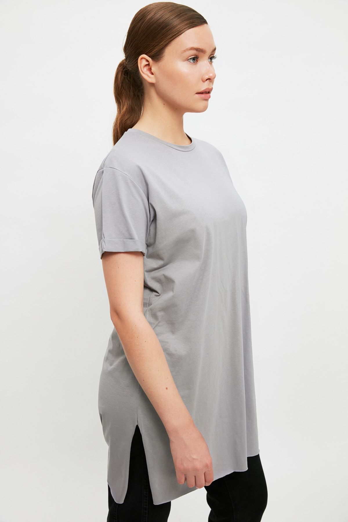 Trendyol Modest-Podstawowa szara koszulka z pojedynczego dżerseju - 100% bawełny, krótki rękaw i rozcięcie TCTSS21TN0056 15