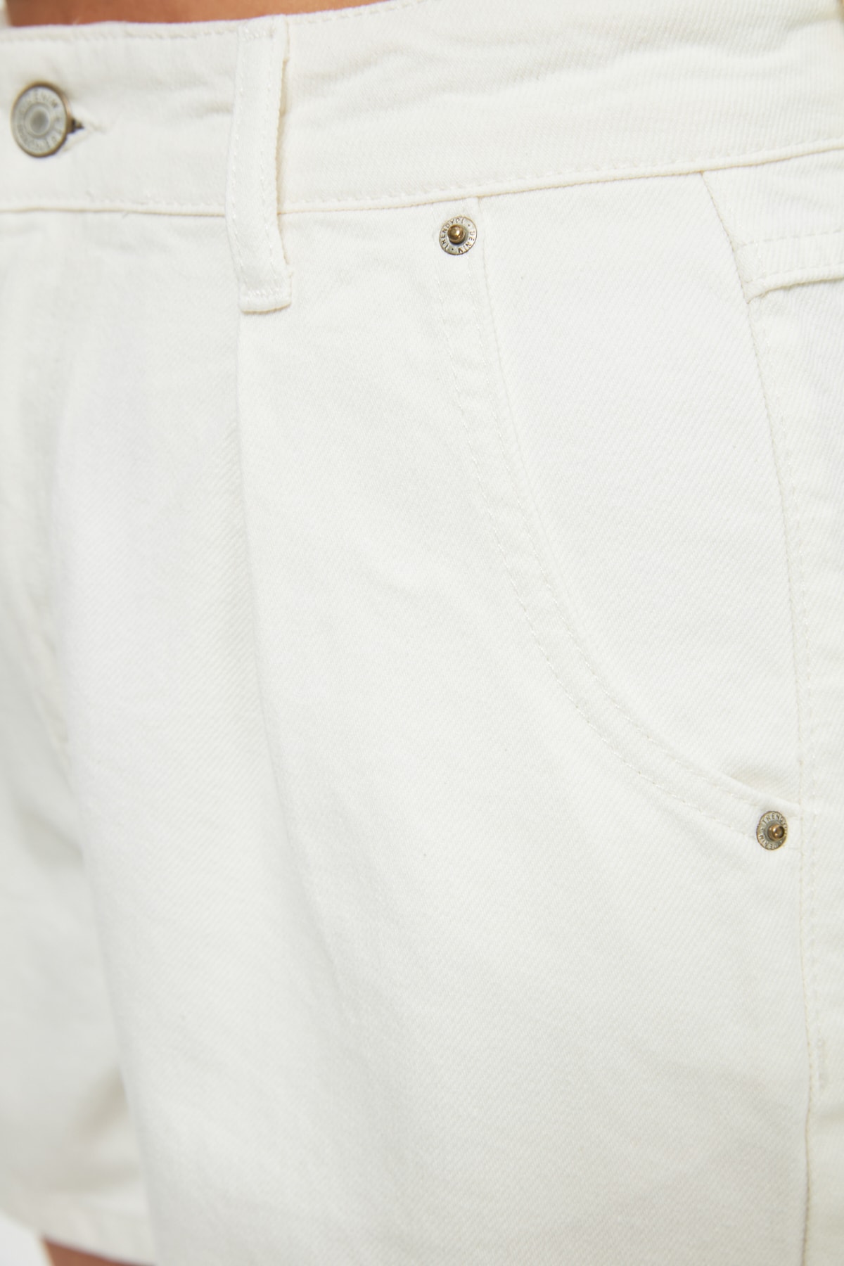 Trendyolmilla  Beyaz More Sustainable Pileli Yüksek Bel City Boy Denim Şort TWOSS20SR0129 - Görsel 10