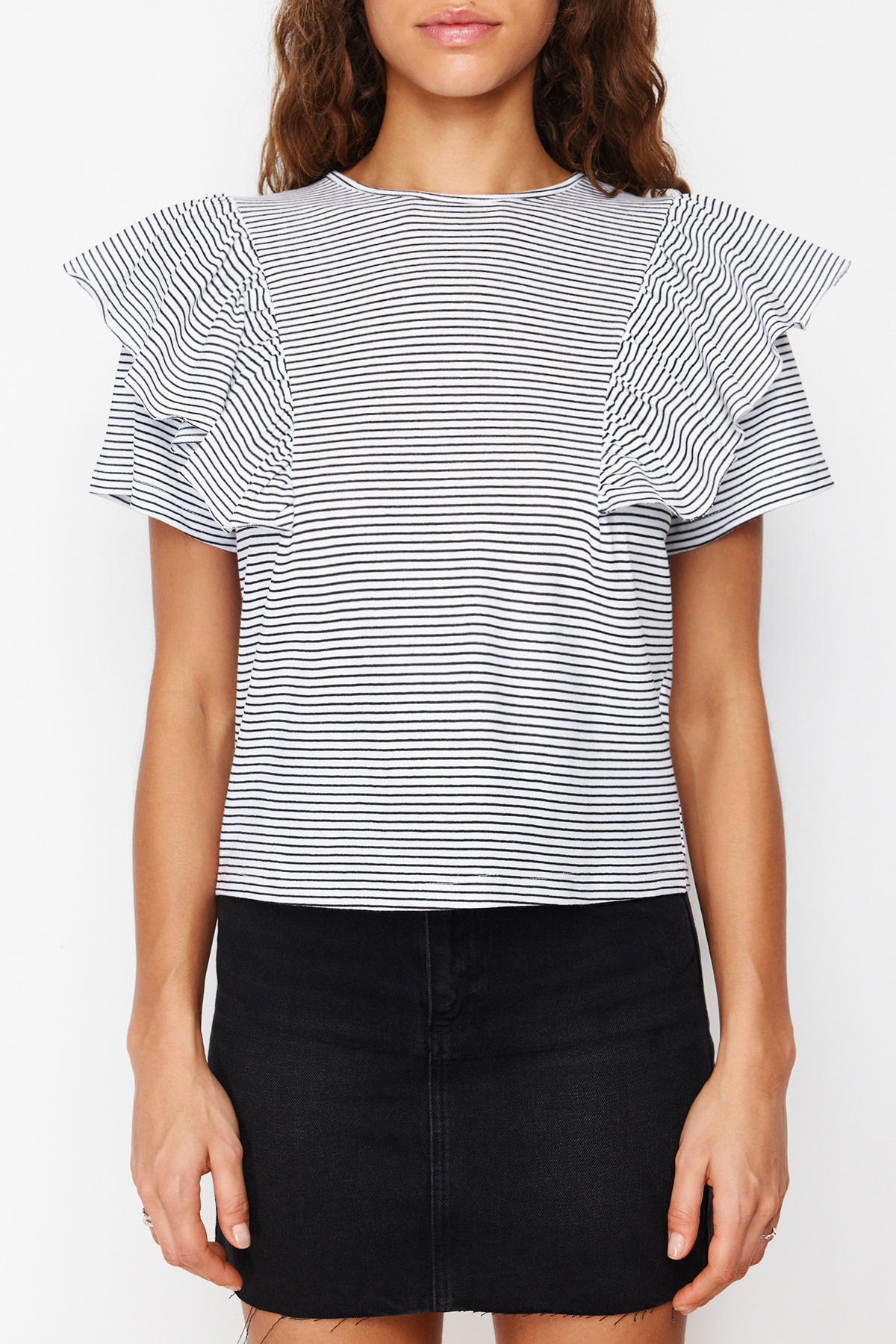 Trendyolmilla  Siyah Kalın Pamuklu Kolları Fırfırlı Regular Çizgili Bisiklet Yaka Örme T-Shirt TWOSS24TS00061 - Görsel 4