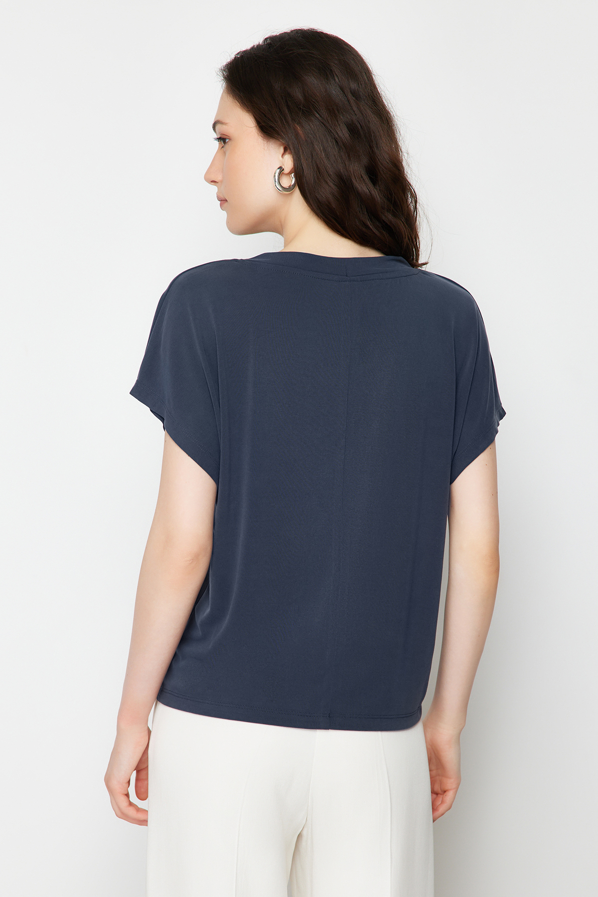 Trendyolmilla  Antrasit V Yaka Relaxed/Rahat Kesim Modal Örme T-Shirt TWOSS24TS00043 - Görsel 6