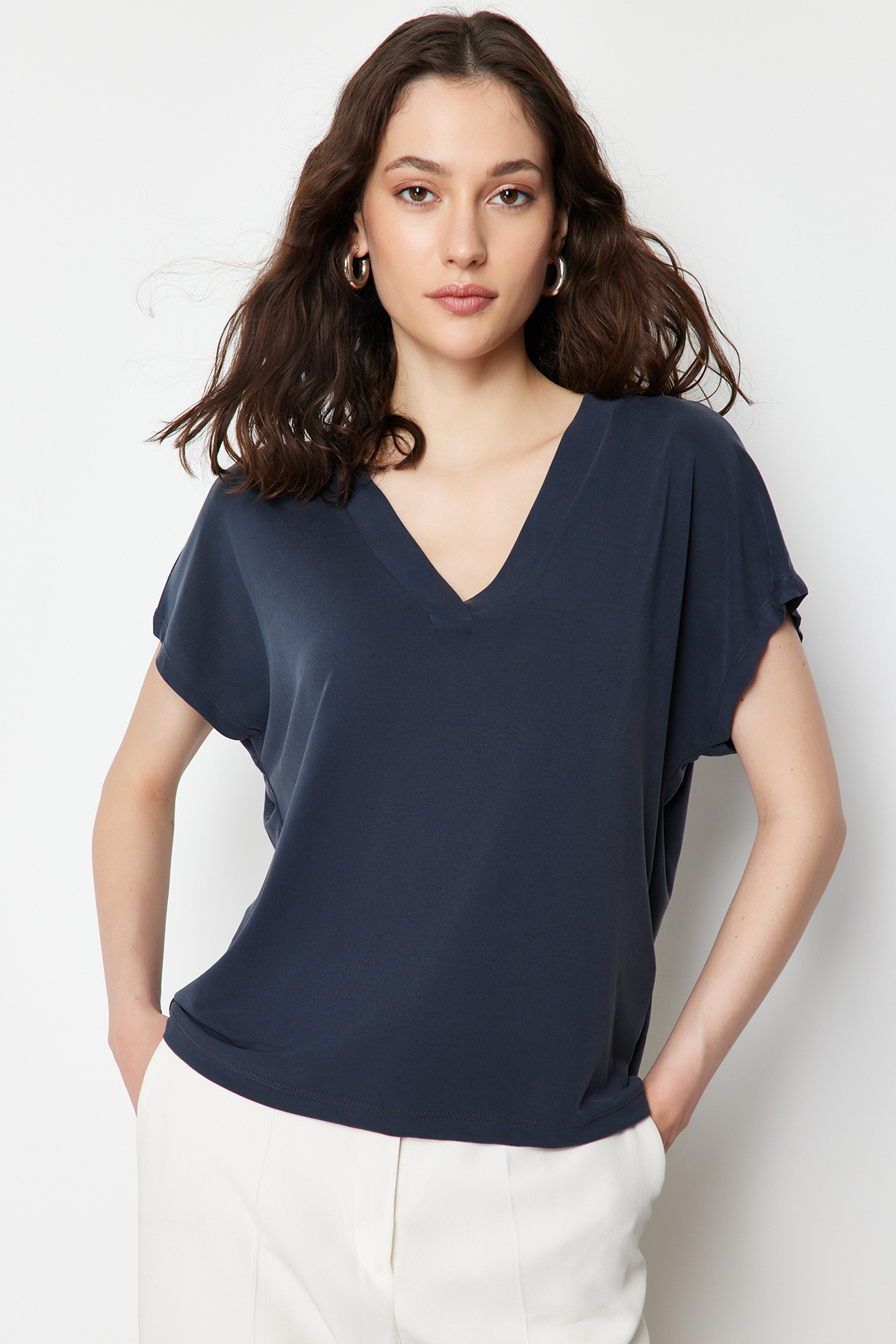 Trendyolmilla  Antrasit V Yaka Relaxed/Rahat Kesim Modal Örme T-Shirt TWOSS24TS00043 - Görsel 2