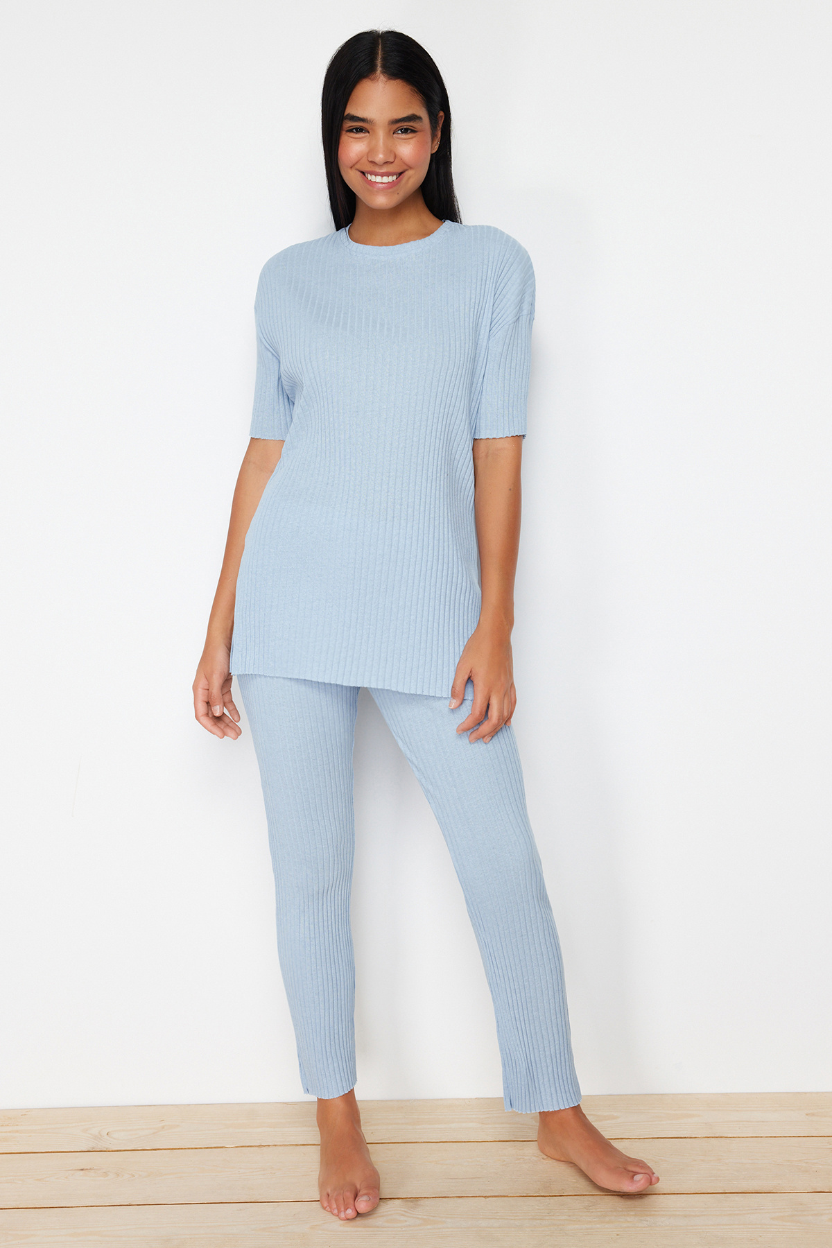 Trendyol Collection Piżama w kolorze niebieskim z dzianiny Corded Blue - rozcięcie ze szczegółami THMSS24PT00178